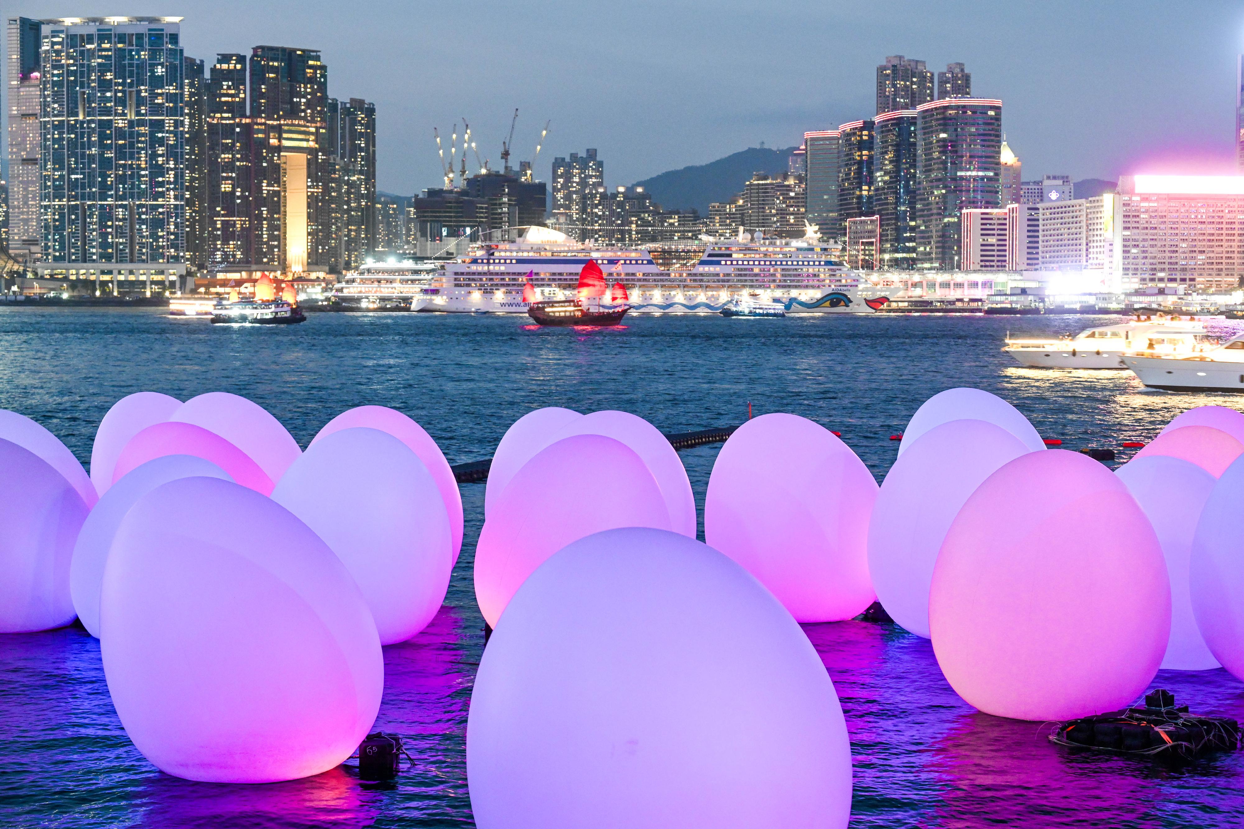 Jointly organised by the Art Promotion Office and the Science Promotion Unit under the Leisure and Cultural Services Department, "teamLab: Continuous" and "Science in Art" will end on June 8. Photo shows the exhibits extending to Victoria Harbour harmonising with the bustling night vistas.