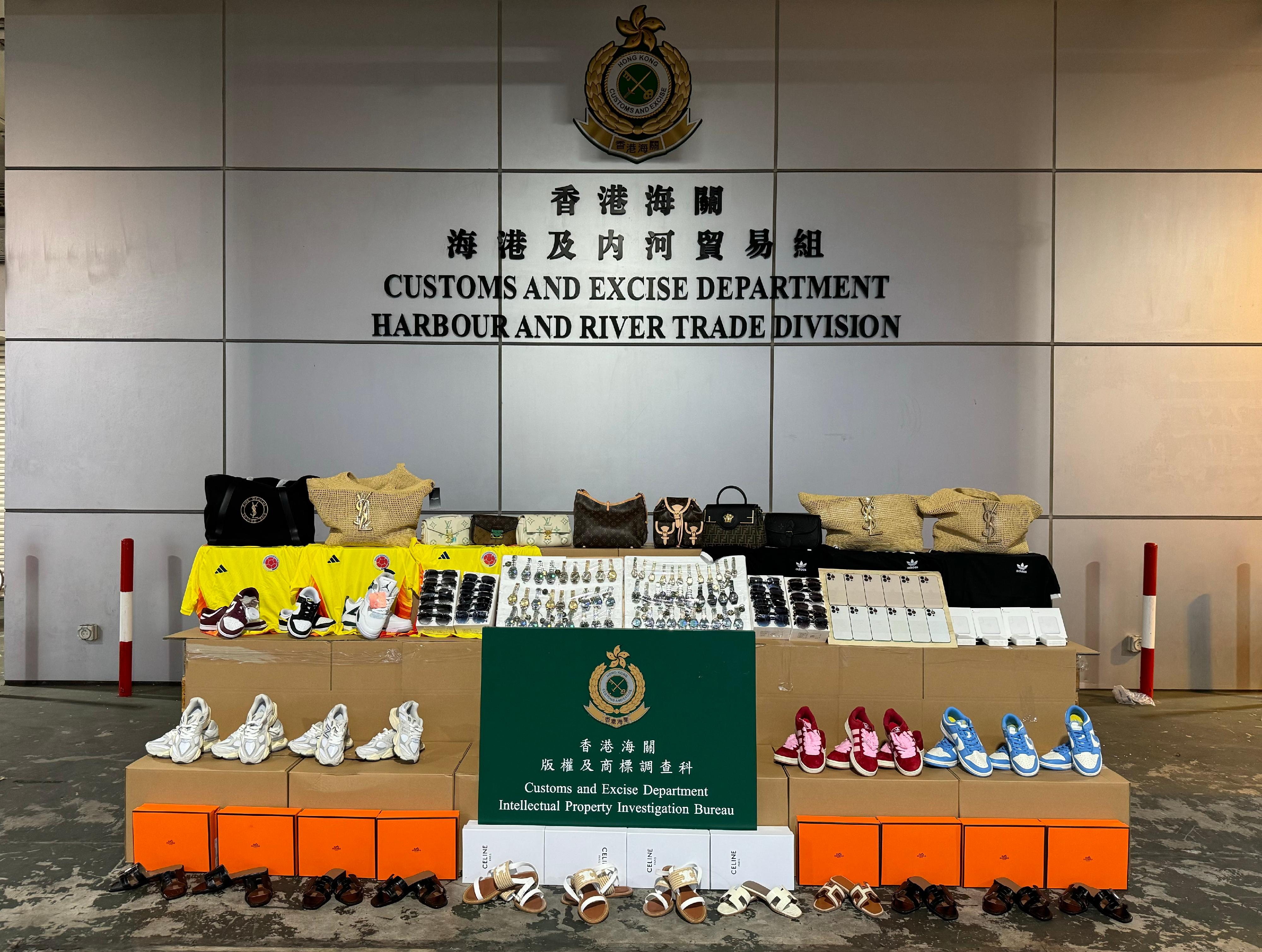 香港海关五月二十三日在屯门内河船码头检获约一万件怀疑冒牌货物，包括手表、太阳眼镜、衣服、鞋履和手机配件，估计市值共约八百九十万元。图示检获的怀疑冒牌货物。