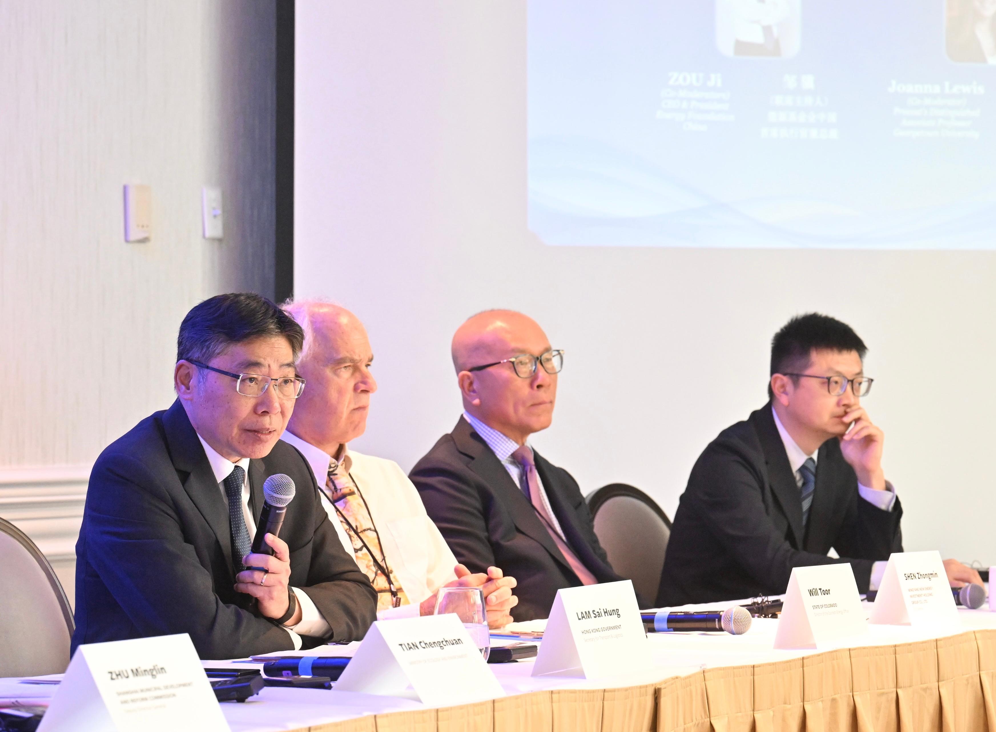 运输及物流局局长林世雄（左一）五月二十九日（加州时间）于美国柏克莱市举行的「中美地方气候行动高级别活动」中一场圆桌会议进行主题演讲。
