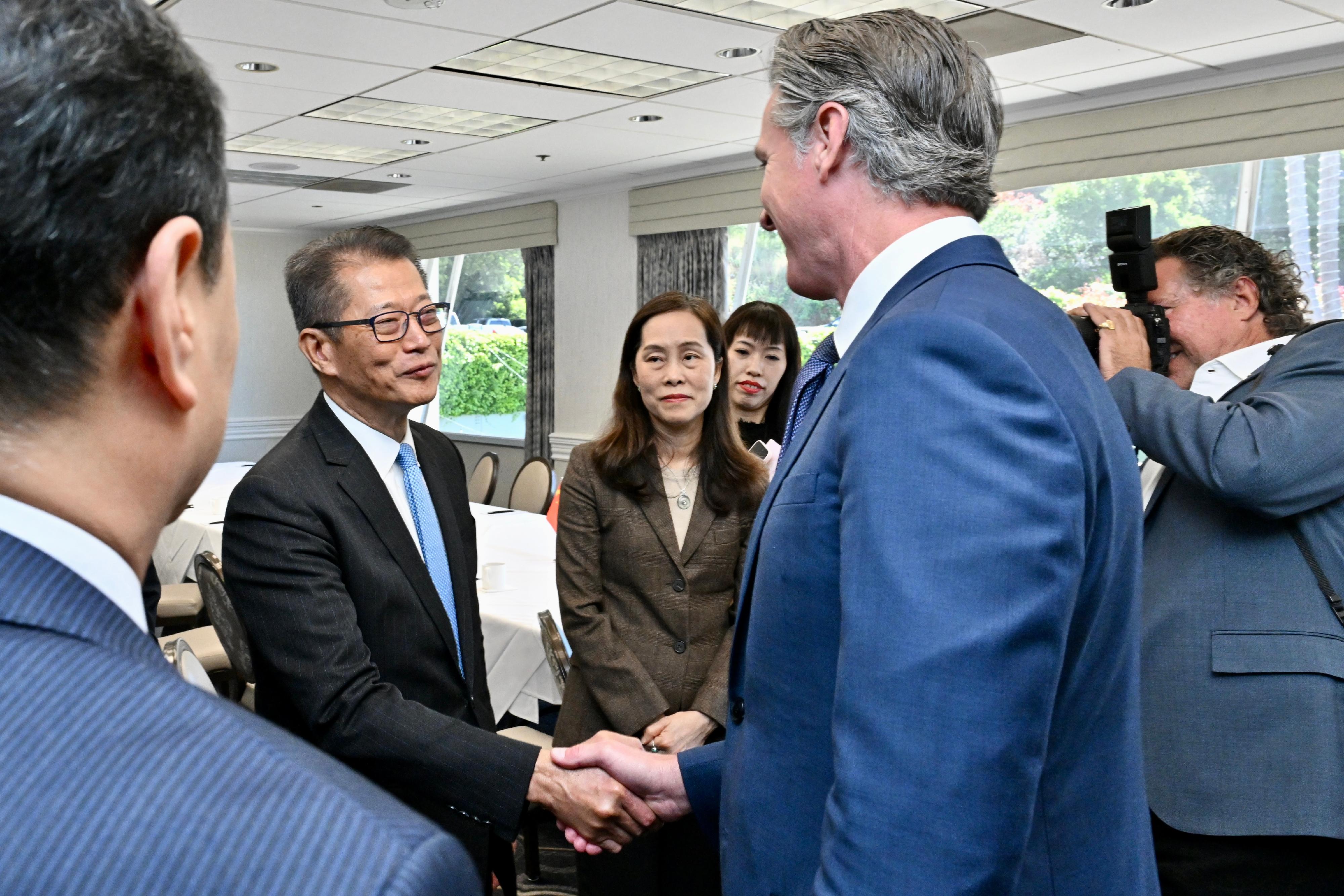 The Financial Secretary, Mr Paul Chan, led a delegation from the Hong Kong Special Administrative Region Government to attend the Bay to Bay Dialogue between the California Bay Area and the Guangdong-Hong Kong-Macao Greater Bay Area, and the US-China High-Level Event on Subnational Climate Action in Berkeley, California, the United States, on May 29 (California time). Photo shows Mr Chan (fifth right) meeting with the Governor of California, Mr Gavin Newsom (second right), who attended the Bay to Bay Dialogue.