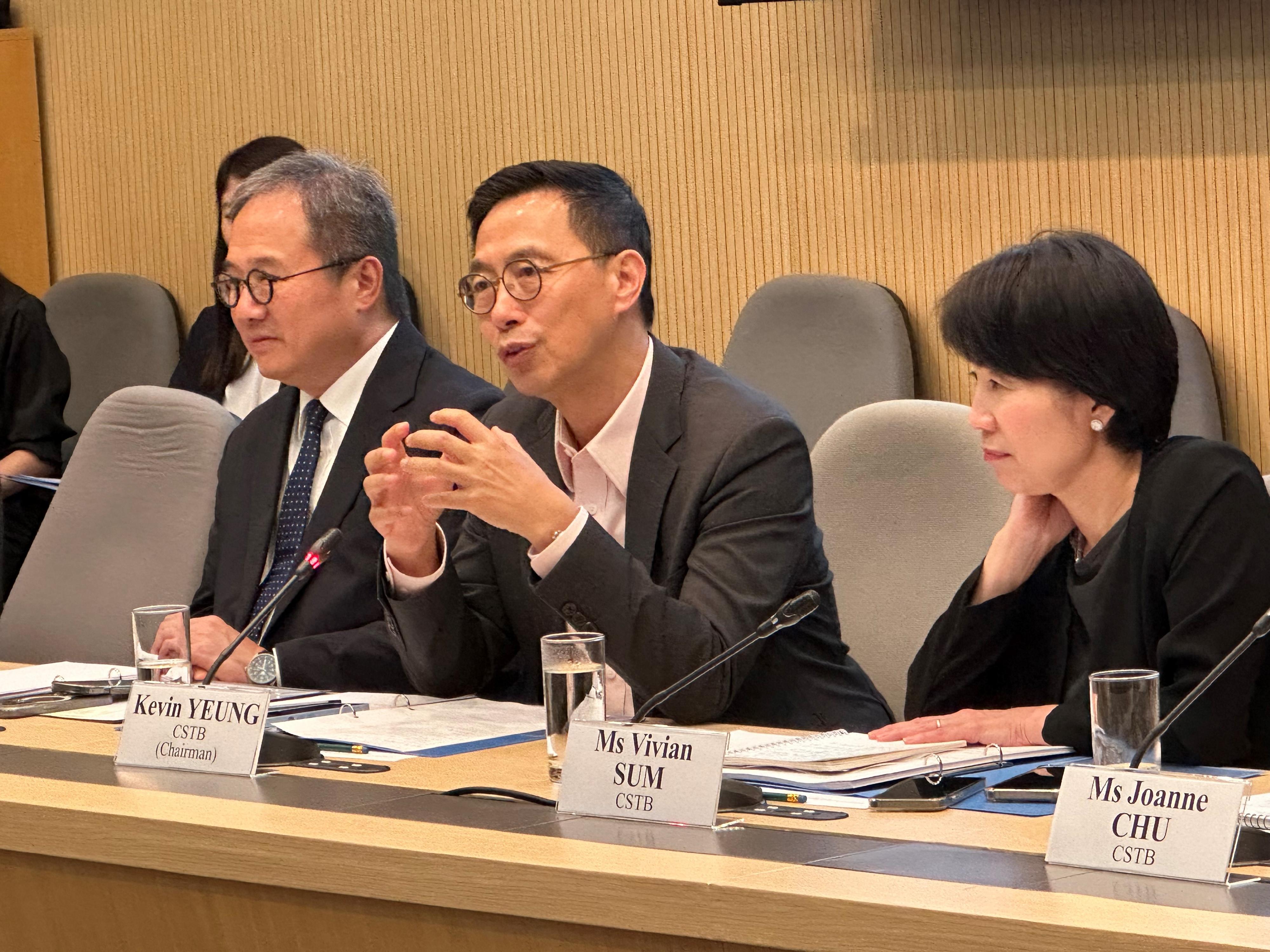 文化体育及旅游局局长杨润雄（中）今日（五月三十日）就《香港旅游业发展蓝图2.0》征询旅游业策略委员会的意见。