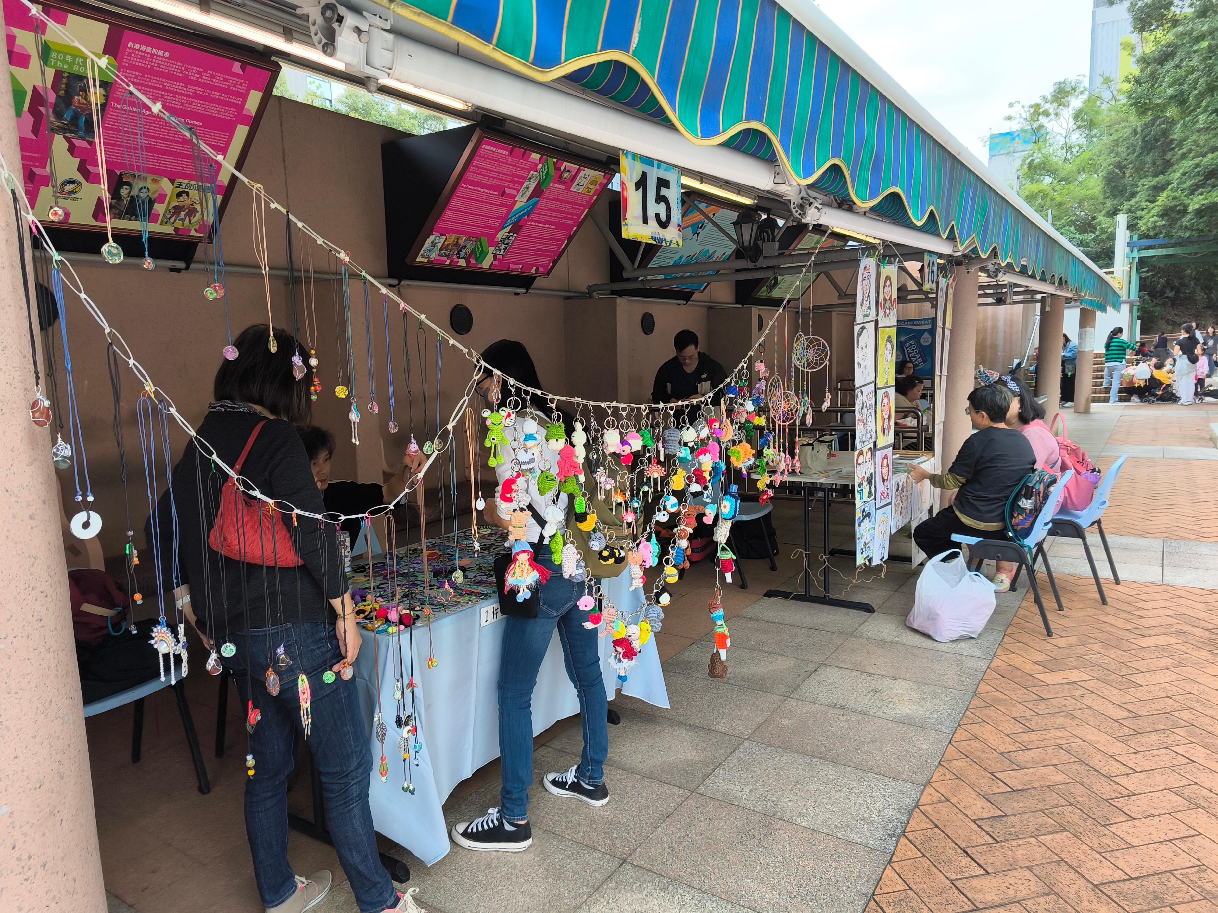 A new phase of the Arts Fun Fair at Kowloon Park, managed by the Leisure and Cultural Services Department, will be held on Sundays and public holidays from June 2 until May 31 next year. There will be 18 stalls displaying and selling craftworks as well as providing arts services.