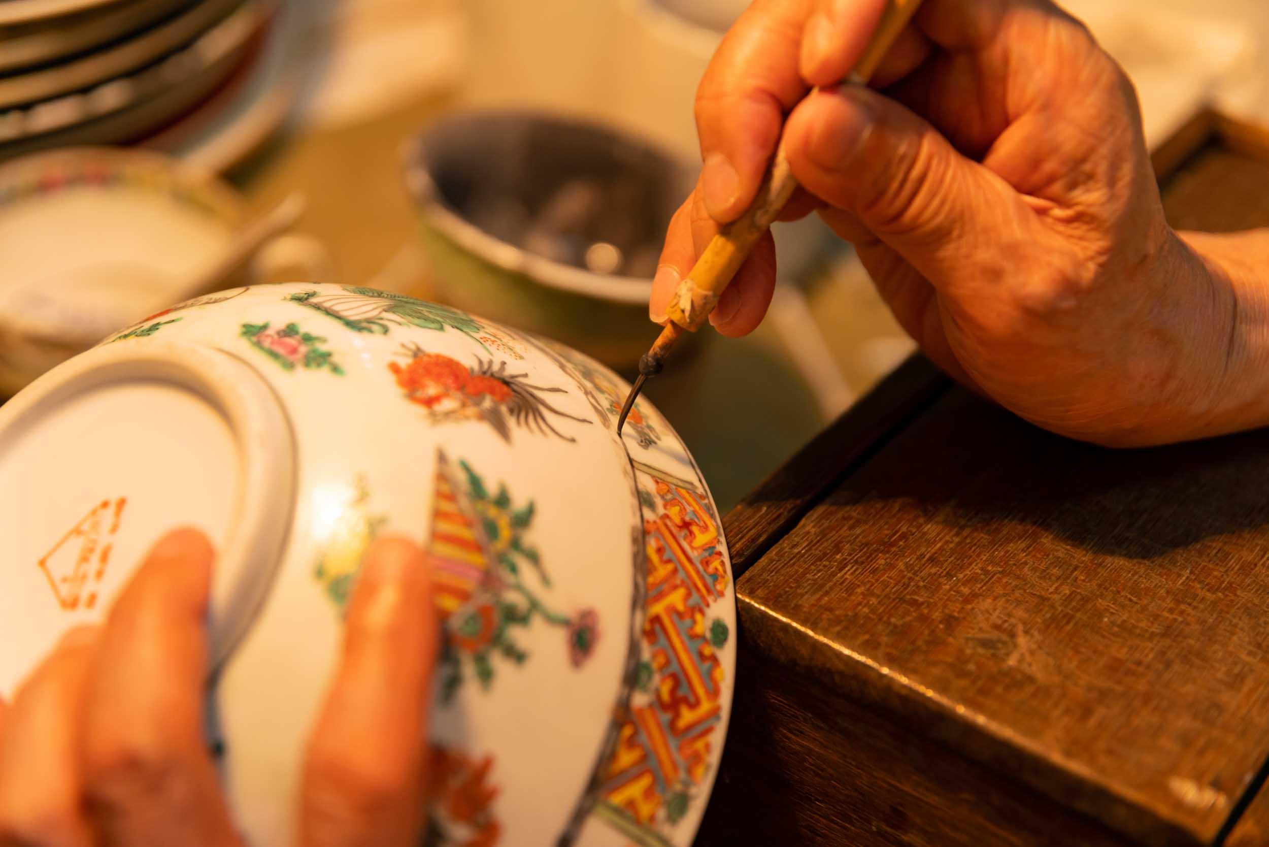 The Intangible Cultural Heritage (ICH) Office will hold the "ICH Craftsman Spirit" Cultural and Natural Heritage Day at the Hong Kong ICH Centre located in Tsuen Wan on June 8 (Saturday). Photo shows a demonstration of the Guangcai making technique.