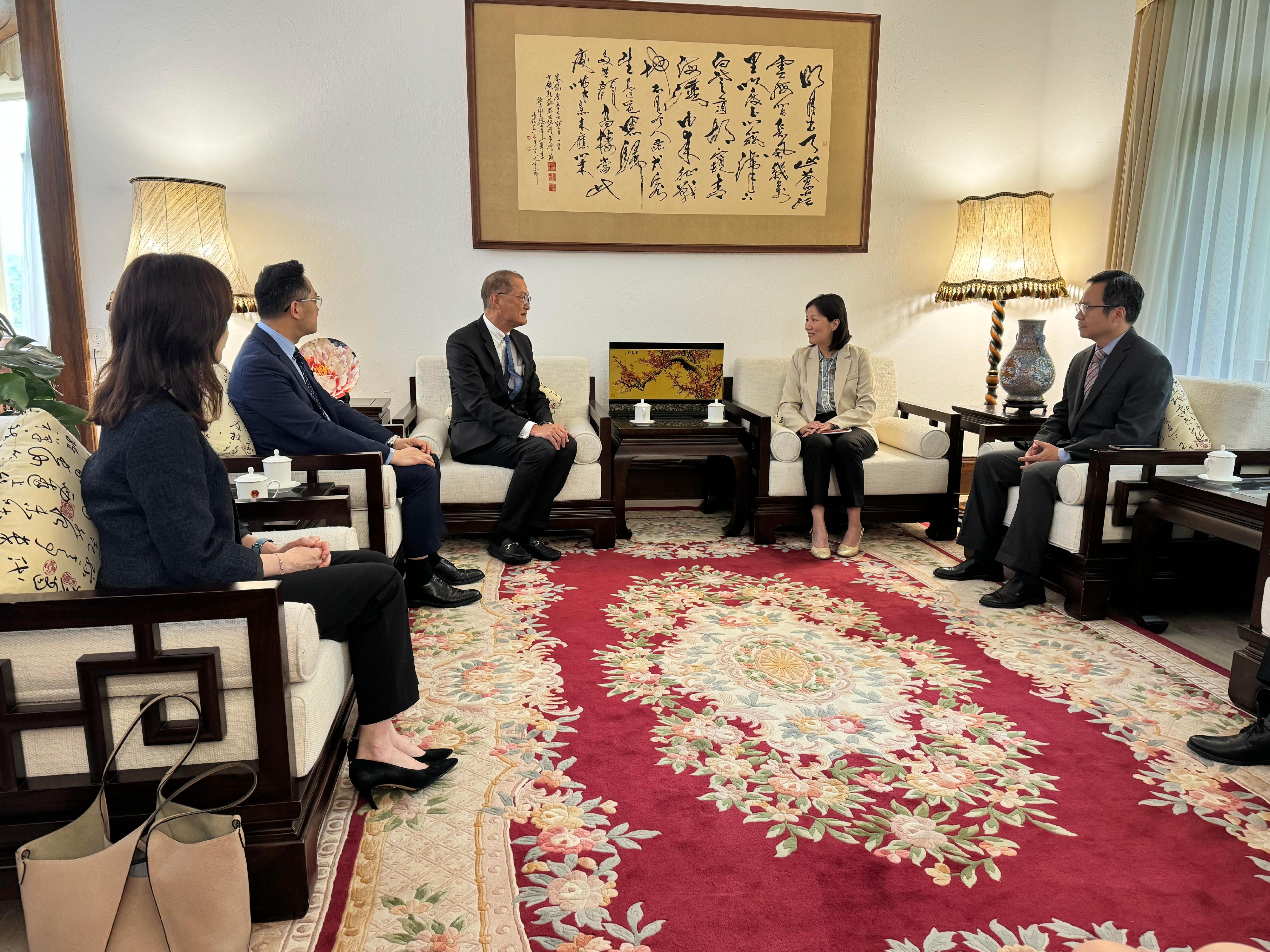 The Secretary for Health, Professor Lo Chung-mau (third left), pays a courtesy call on the Chinese Consul General in Zurich and for the Principality of Liechtenstein, Ms Chen Yun (second right) in Zurich, Switzerland, on May 30 (Zurich time). Looking on are the Director of Health, Dr Ronald Lam (second left); and Deputy Secretary for Health Ms Elaine Mak (first left).