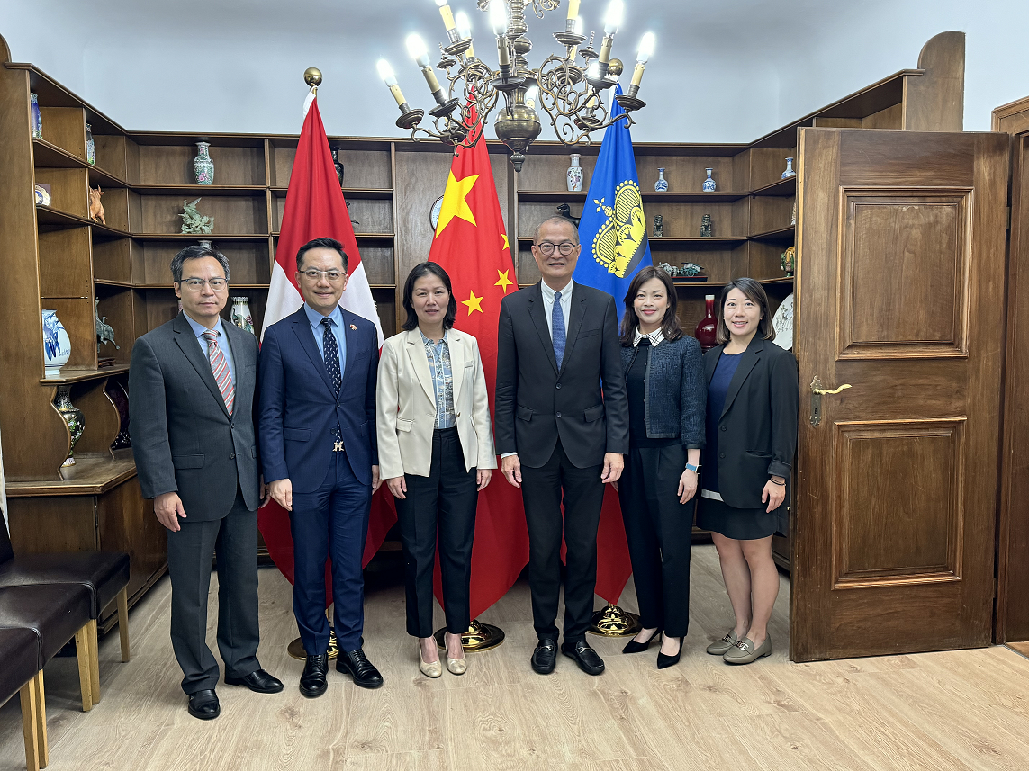 The Secretary for Health, Professor Lo Chung-mau, paid a courtesy call on the Chinese Consul General in Zurich and for the Principality of Liechtenstein, Ms Chen Yun, in Zurich, Switzerland, on May 30 (Zurich time). Photo shows Professor Lo (third right); Ms Chen (third left); the Director of Health, Dr Ronald Lam (second left); and Deputy Secretary for Health Ms Elaine Mak (second right) in a group photo.
