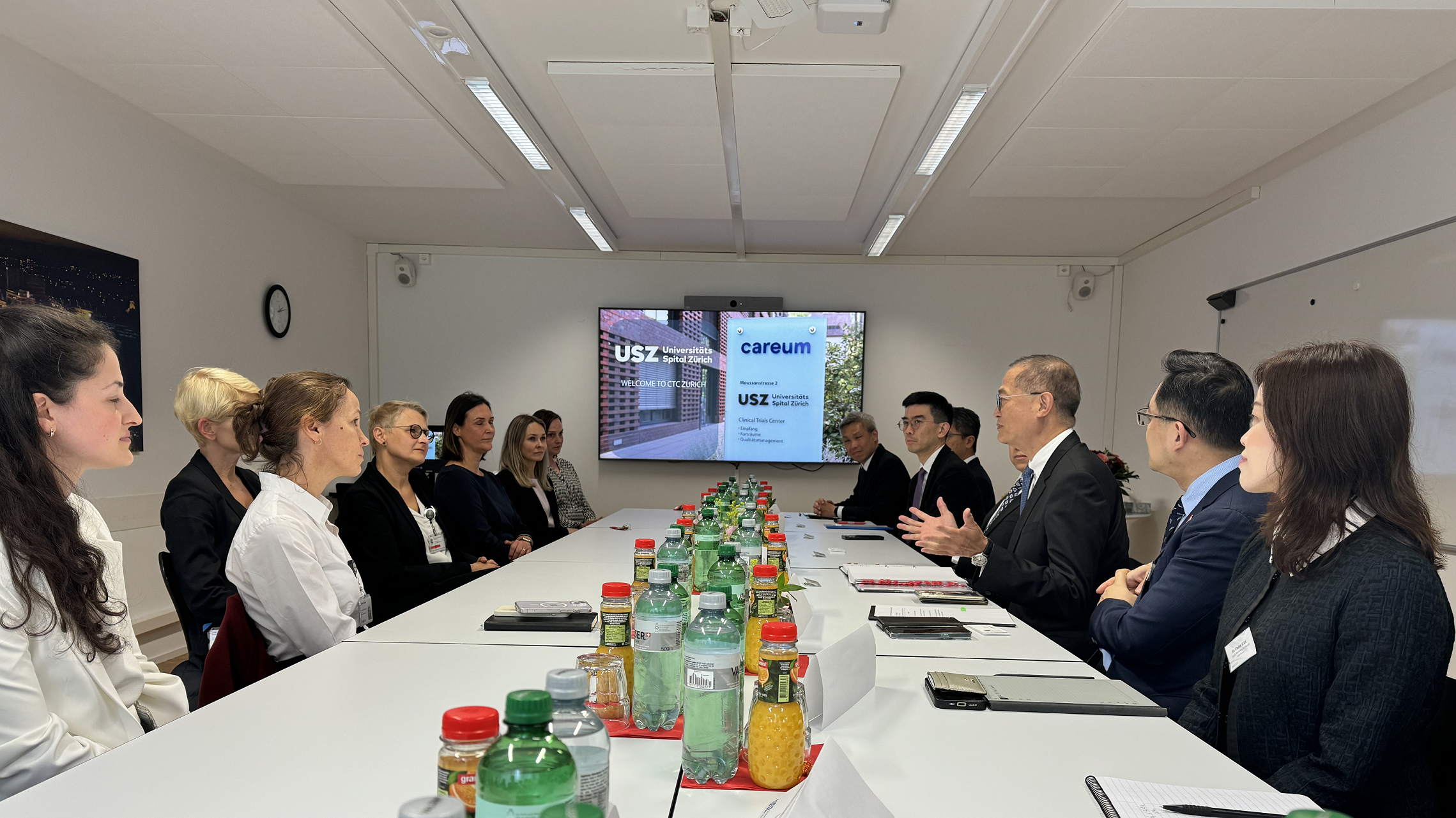 The Secretary for Health, Professor Lo Chung-mau (third right) meets with representatives of the Clinical Trials Center of the University Hospital Zurich in Zurich, Switzerland, on May 30 (Zurich time) to get a grasp of the Center's latest achievements in medical research and clinical trials as well as the development of the network of international clinical trial centres, and introduce the Hong Kong Special Administrative Region Government's multiple initiatives to push forward the development of clinical trials. Also attending the meeting are the Director of Health, Dr Ronald Lam (second right), and Deputy Secretary for Health Ms Elaine Mak (first right).