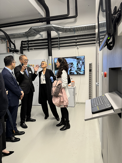 The Secretary for Health, Professor Lo Chung-mau (second left), visits a scientific research facility of the Clinical Trials Center of the University Hospital Zurich in Zurich, Switzerland, on May 30 (Zurich time). Looking on is the Director of Health, Dr Ronald Lam (first left).