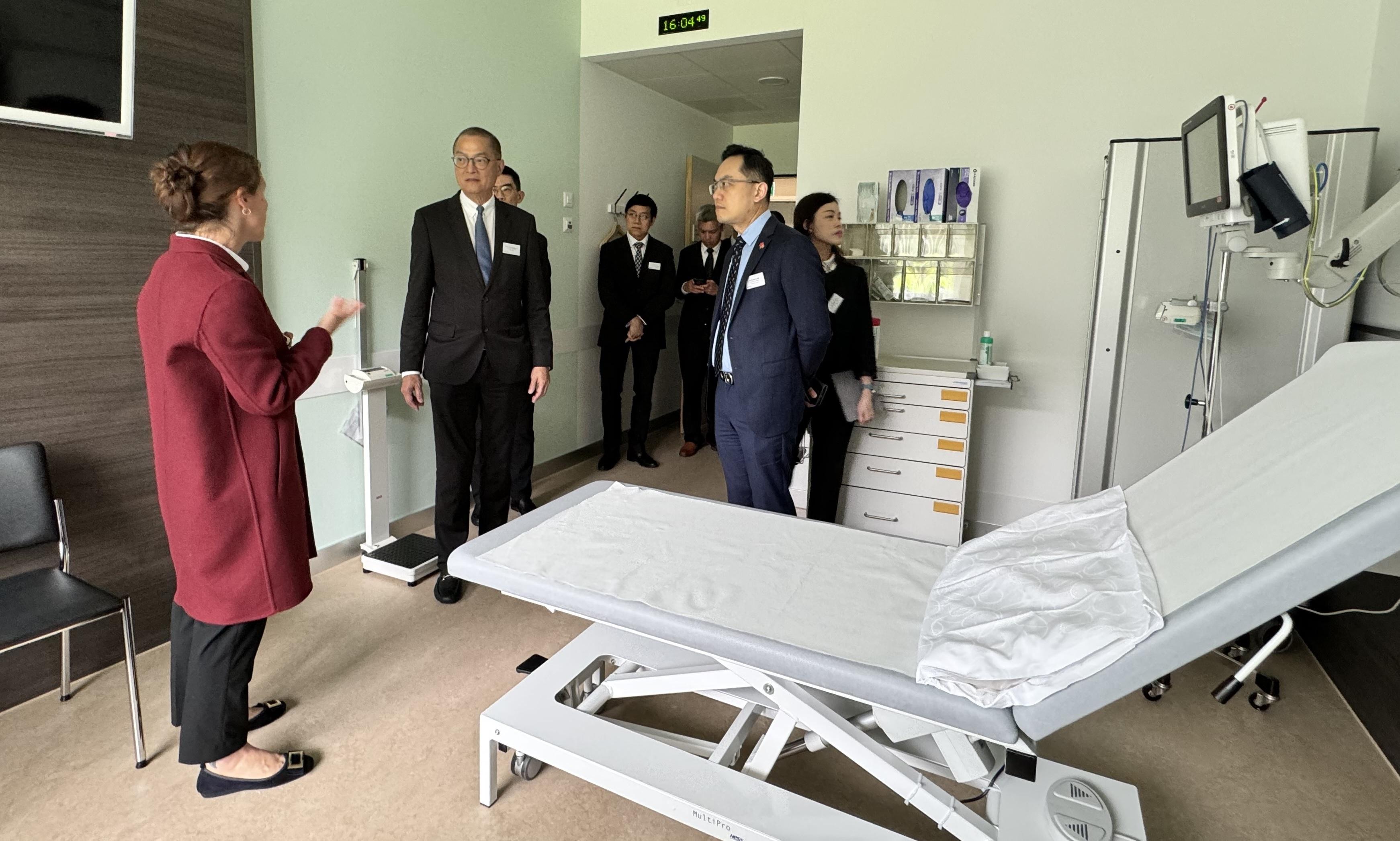 The Secretary for Health, Professor Lo Chung-mau (second left), visits a scientific research facility of the Clinical Trials Center of the University Hospital Zurich in Zurich, Switzerland, on May 30 (Zurich time). Looking on are the Director of Health, Dr Ronald Lam (second right) and Deputy Secretary for Health Ms Elaine Mak (first right).