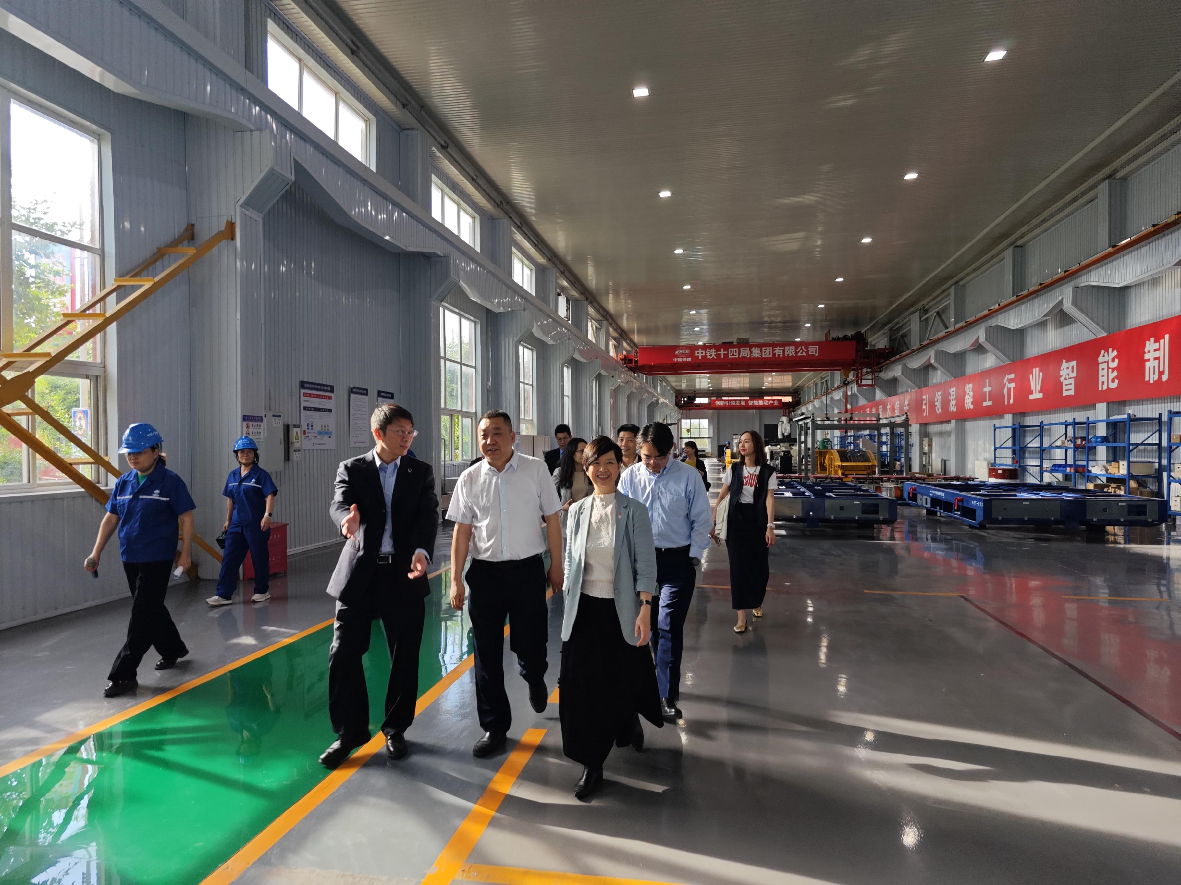 何永賢（前排右）昨日參觀中國鐵道建築集團有限公司轄下鋼結構模組化建築工廠，親身了解該集團在「組裝合成」建築法（MiC）及建築機械人應用等創新建築技術方面的最新發展。