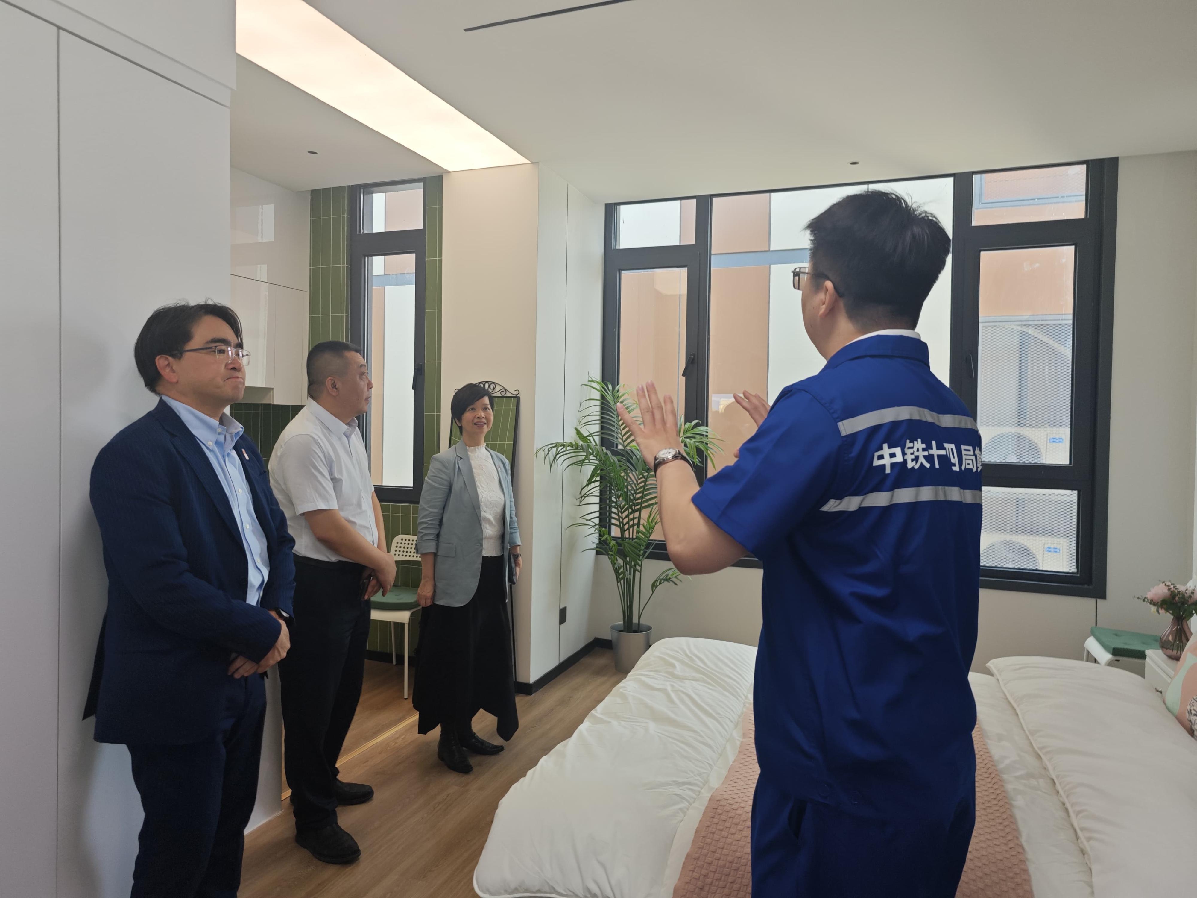 The Secretary for Housing, Ms Winnie Ho, departed Hangzhou and arrived in Beijing yesterday (May 30) to continue her visit. Photo shows Ms Ho (third left) visiting a residential unit built adopting the Modular Integrated Construction (MiC) method.