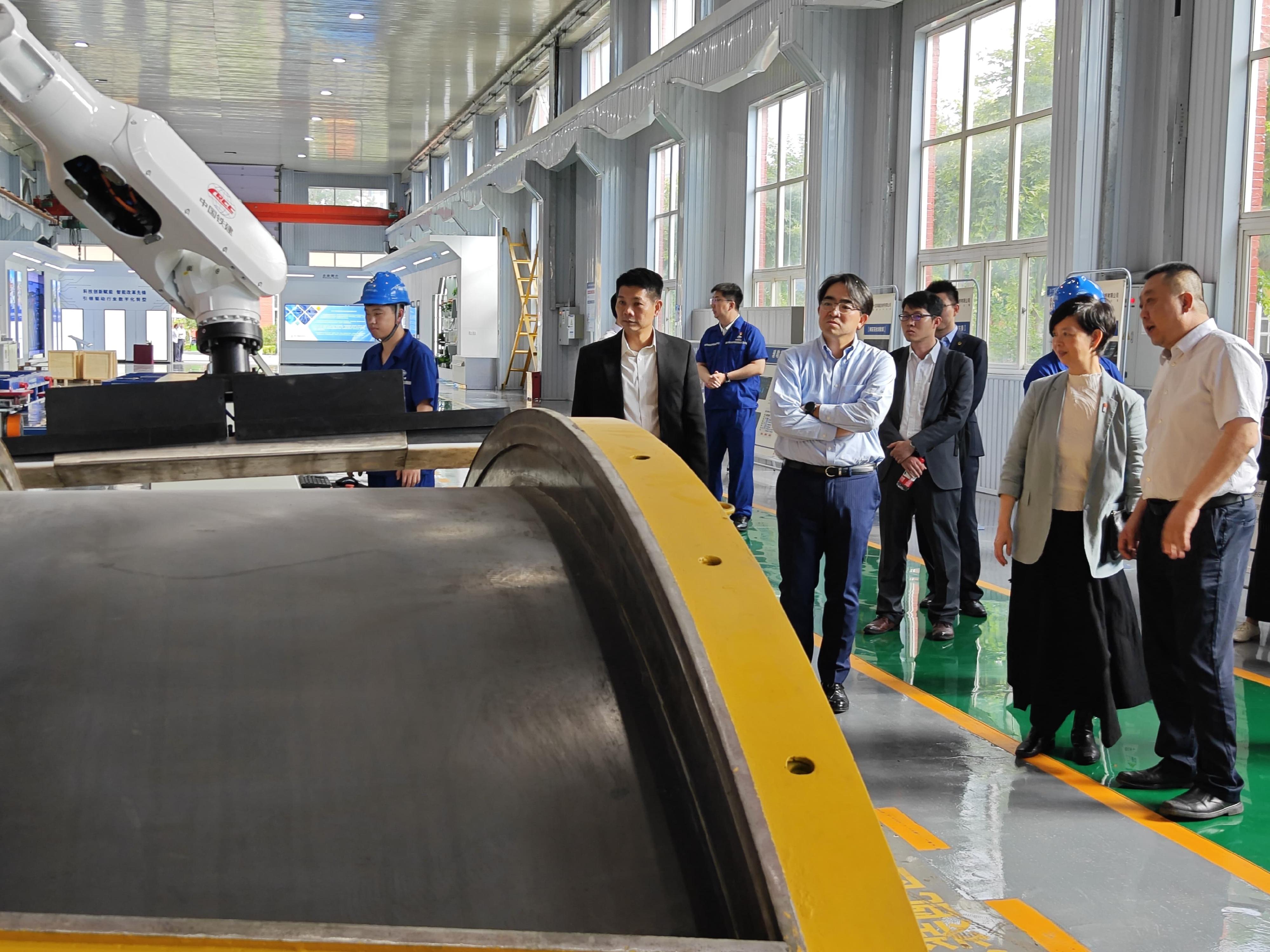 The Secretary for Housing, Ms Winnie Ho, departed Hangzhou and arrived in Beijing yesterday (May 30) to continue her visit. Photo shows Ms Ho (second right) yesterday visiting a steel module manufacturing plant of the China Railway Construction Corporation Limited to see for herself the latest developments of innovative construction technologies such as Modular Integrated Construction (MiC) and the application of construction robotics.