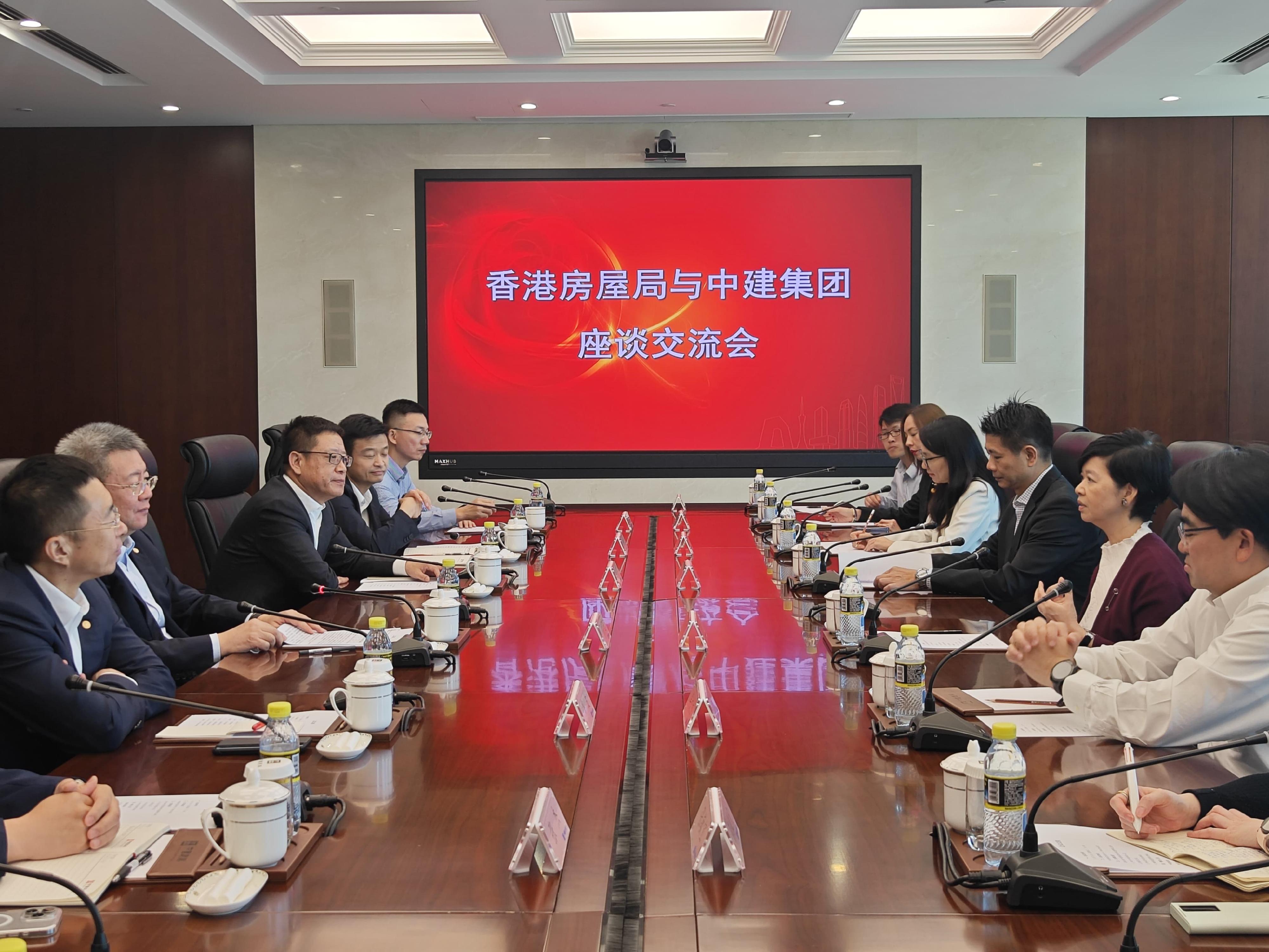 The Secretary for Housing, Ms Winnie Ho, departed Hangzhou and arrived in Beijing yesterday (May 30) to continue her visit. Photo shows Ms Ho (second right) visiting the China State Construction International Holdings Limited today (May 31) and having an exchange session with company representatives.