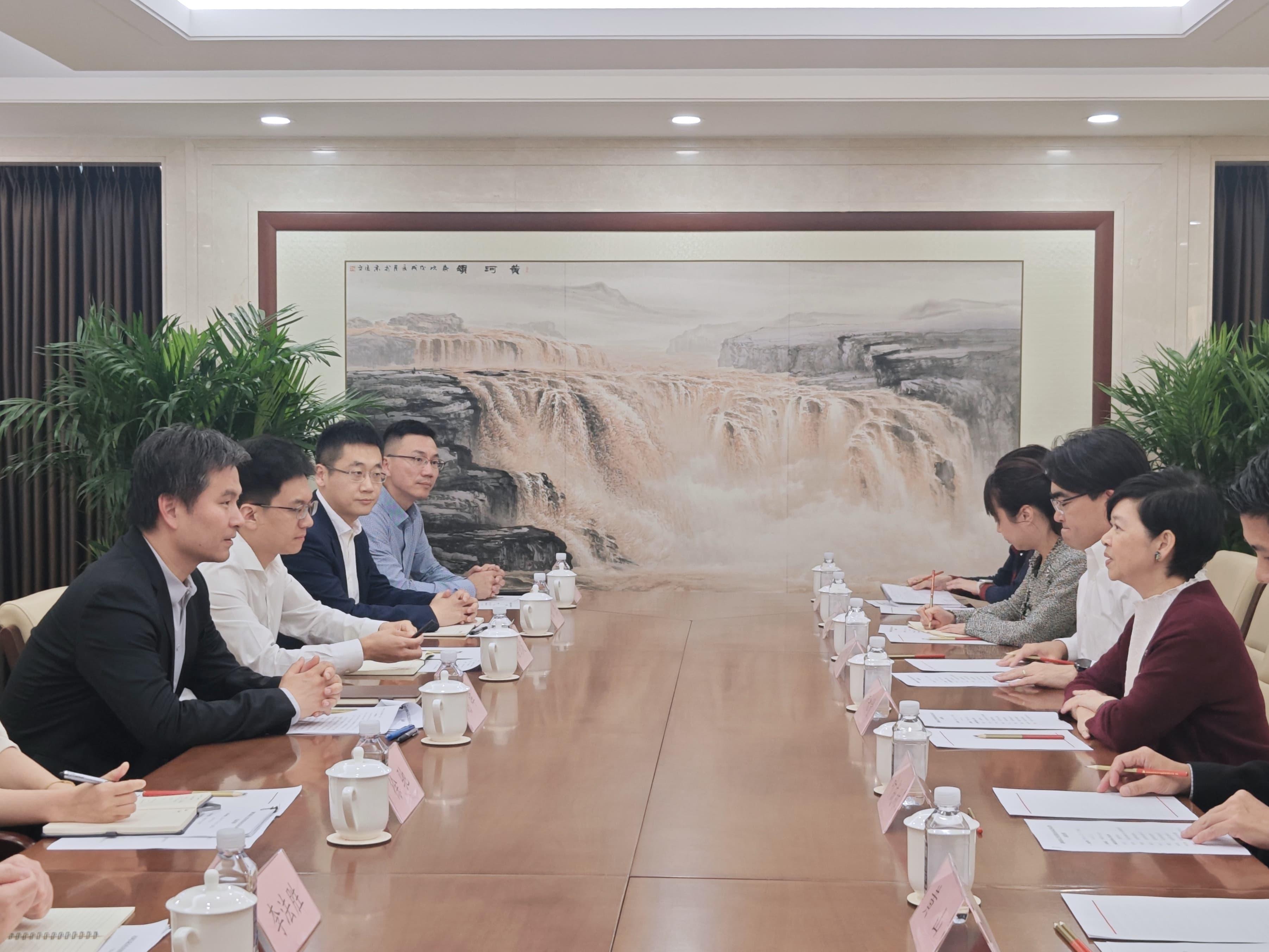 The Secretary for Housing, Ms Winnie Ho, departed Hangzhou and arrived in Beijing yesterday (May 30) to continue her visit. Photo shows Ms Ho (first right) calling on the State-owned Assets Supervision and Administration Commission of the State Council (SASAC) and meeting with the Deputy Director-General of the Bureau of International Cooperation of the SASAC, Mr Xie Hui (first left).