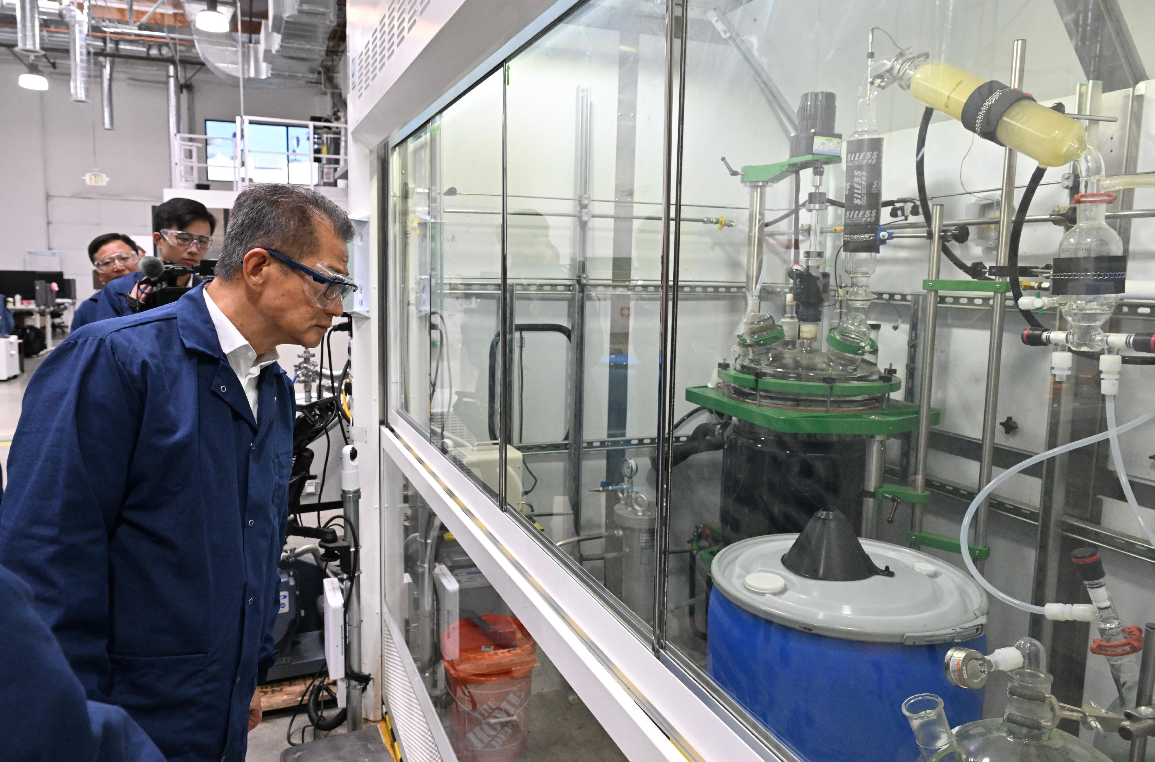 The Financial Secretary, Mr Paul Chan, visited a technology company engaged in plastic materials recycling for reuse in San Francisco, the United States, on May 30 (California time). Photo shows Mr Chan visiting the research and development plant.