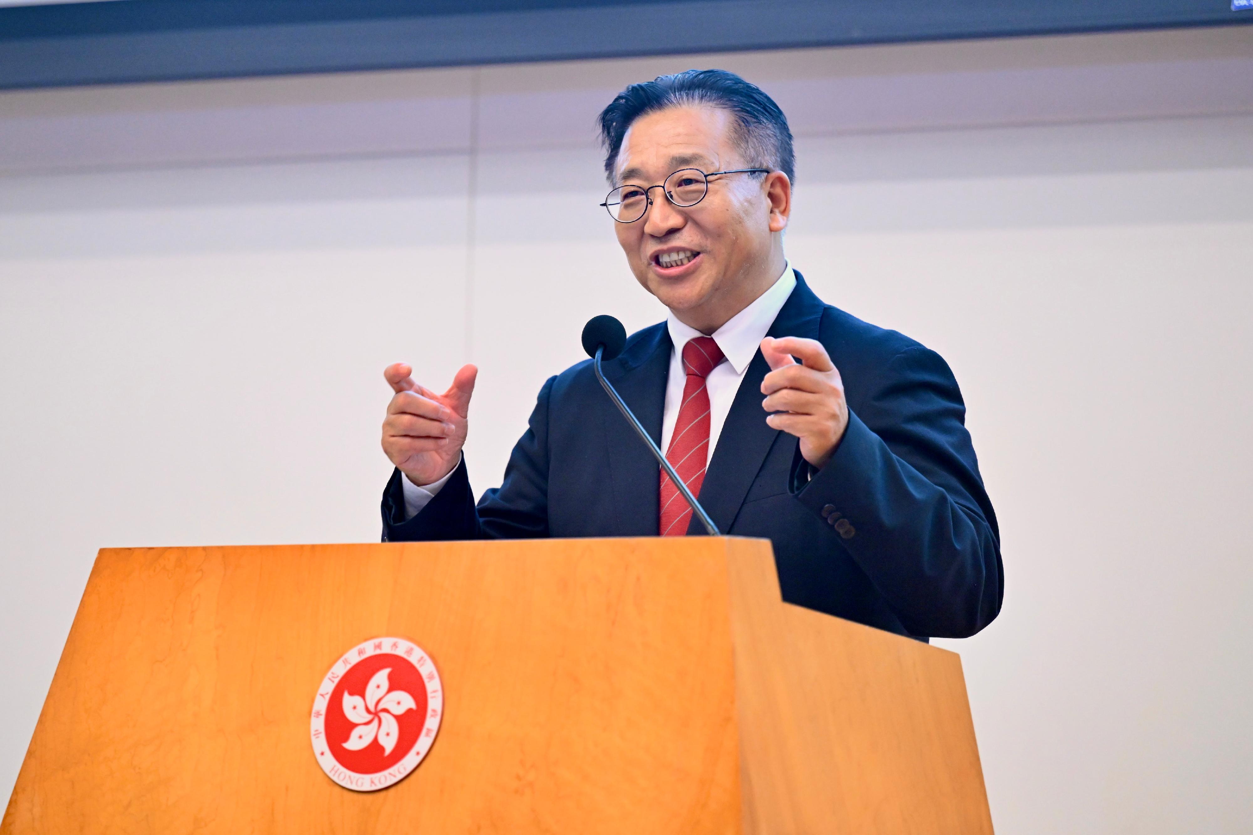 The Civil Service College today (May 31) held a thematic briefing session on "International Landscape and China’s Foreign Relations in 2024" jointly with the Office of the Commissioner of the Ministry of Foreign Affairs (OCMFA) in the Hong Kong Special Administrative Region. Photo shows the OCMFA’s Commissioner, Mr Cui Jianchun, delivering the briefing.