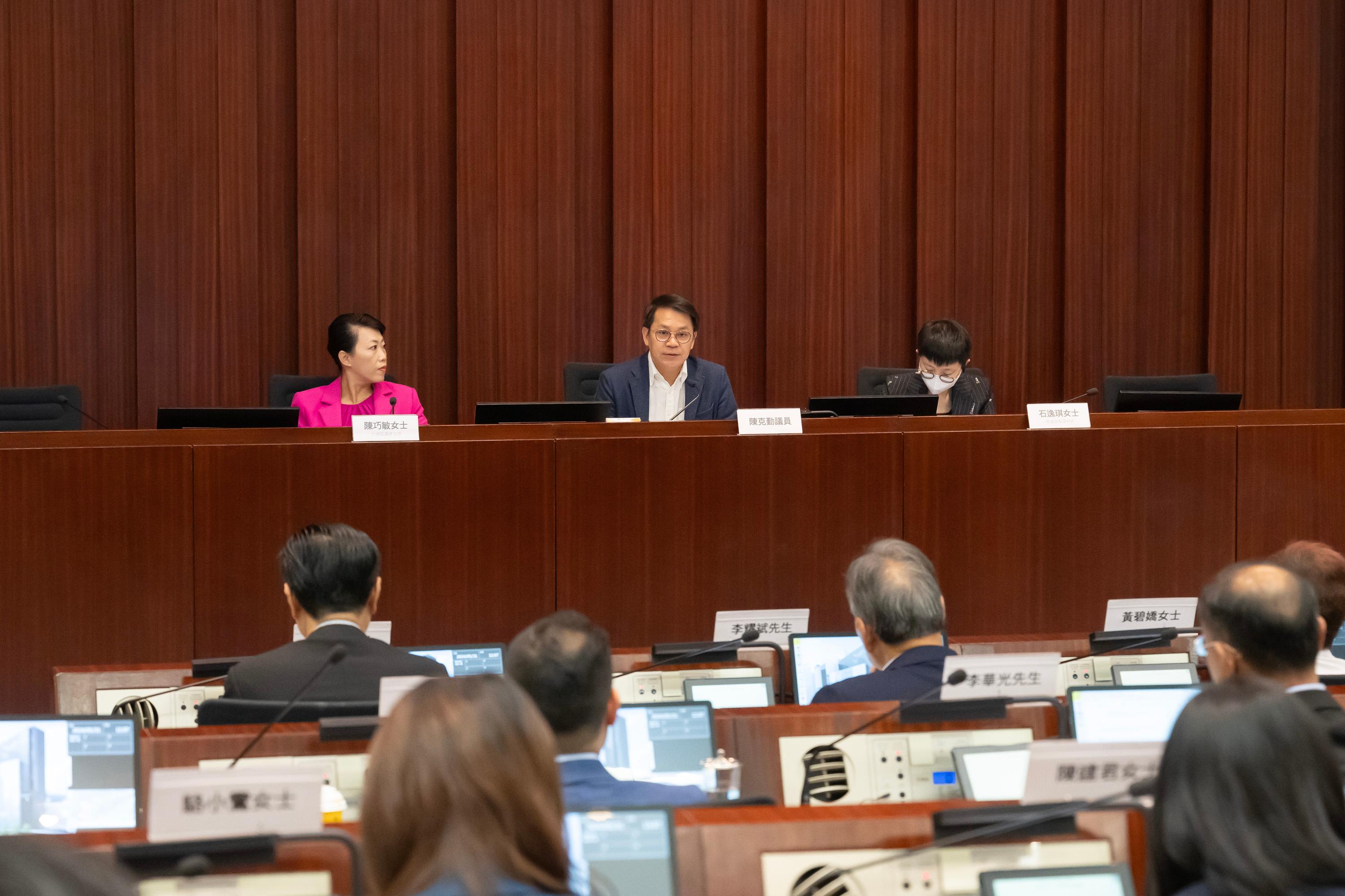 The Legislative Council (LegCo) Members meet with the new term Tai Po District Council (DC) and Central and Western DC members at the LegCo Complex today (May 31). Photo shows LegCo Members and members of the Tai Po DC discussing the request for expediting the construction of a vehicular bridge near Kwong Fuk Bridge and the progress of the construction project of Pak Shek Kok Station of the East Rail Line.
