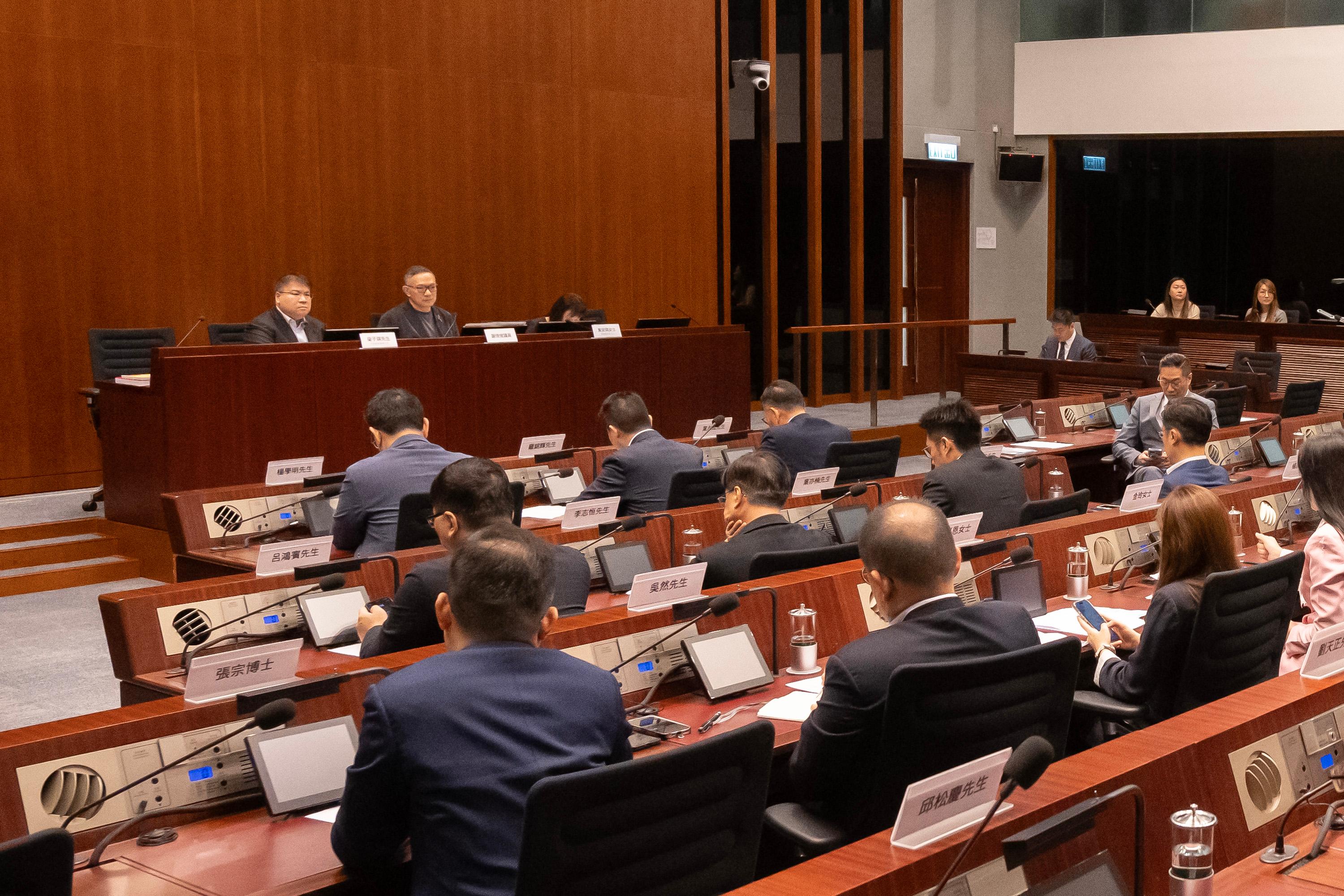 The Legislative Council (LegCo) Members meet with the new term Tai Po District Council (DC) and Central and Western DC members at the LegCo Complex today (May 31). Photo shows LegCo Members and members of the Central and Western DC discussing the sustainable development of the Central and Western District Promenade and the proposal for the establishment of a tram museum.
