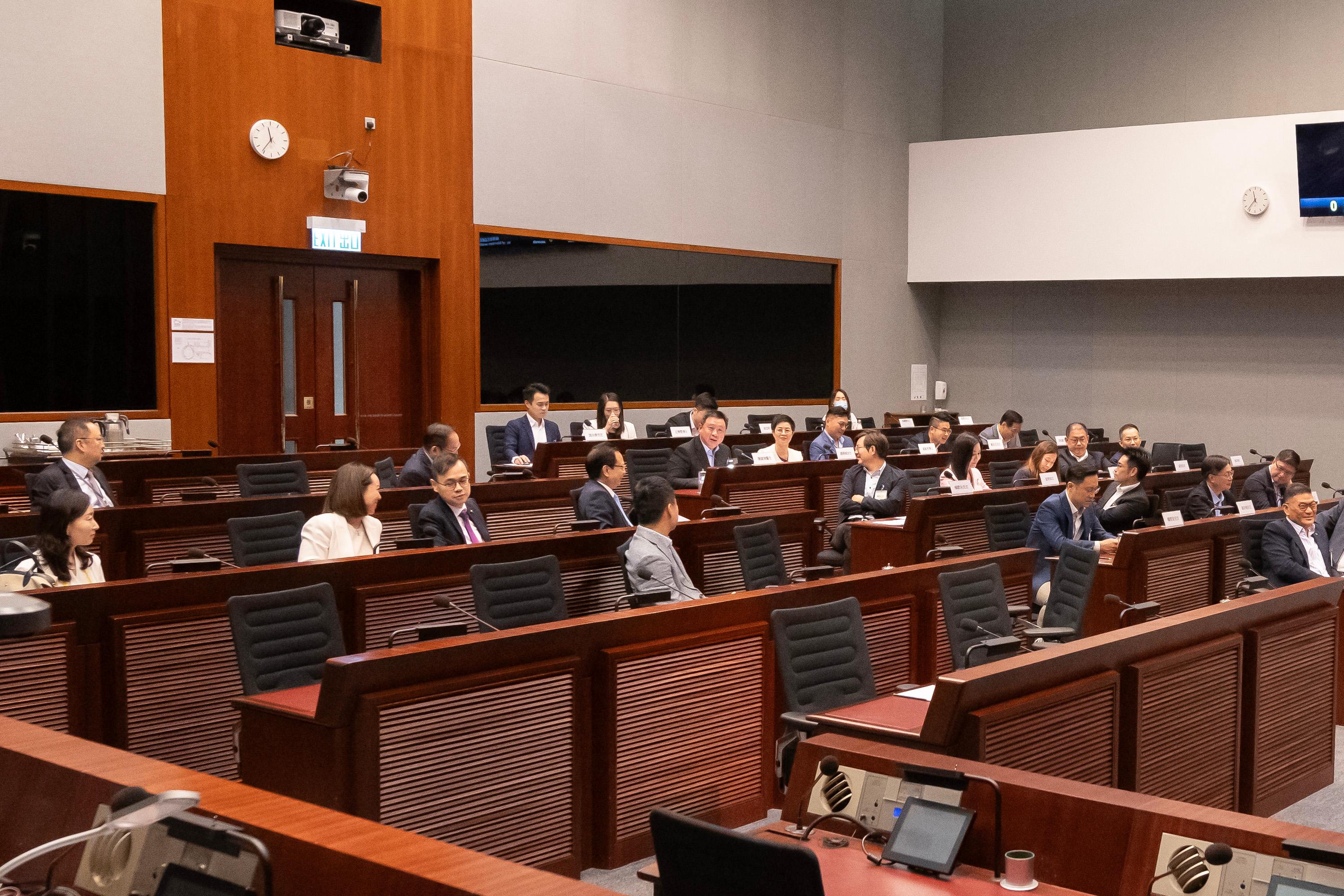 The Legislative Council (LegCo) Members meet with the new term Tai Po District Council (DC) and Central and Western DC members at the LegCo Complex today (May 31). Photo shows LegCo Members and members of the Central and Western DC exchanging views on building a smart car park at Sun Yat Sen Memorial Park.
