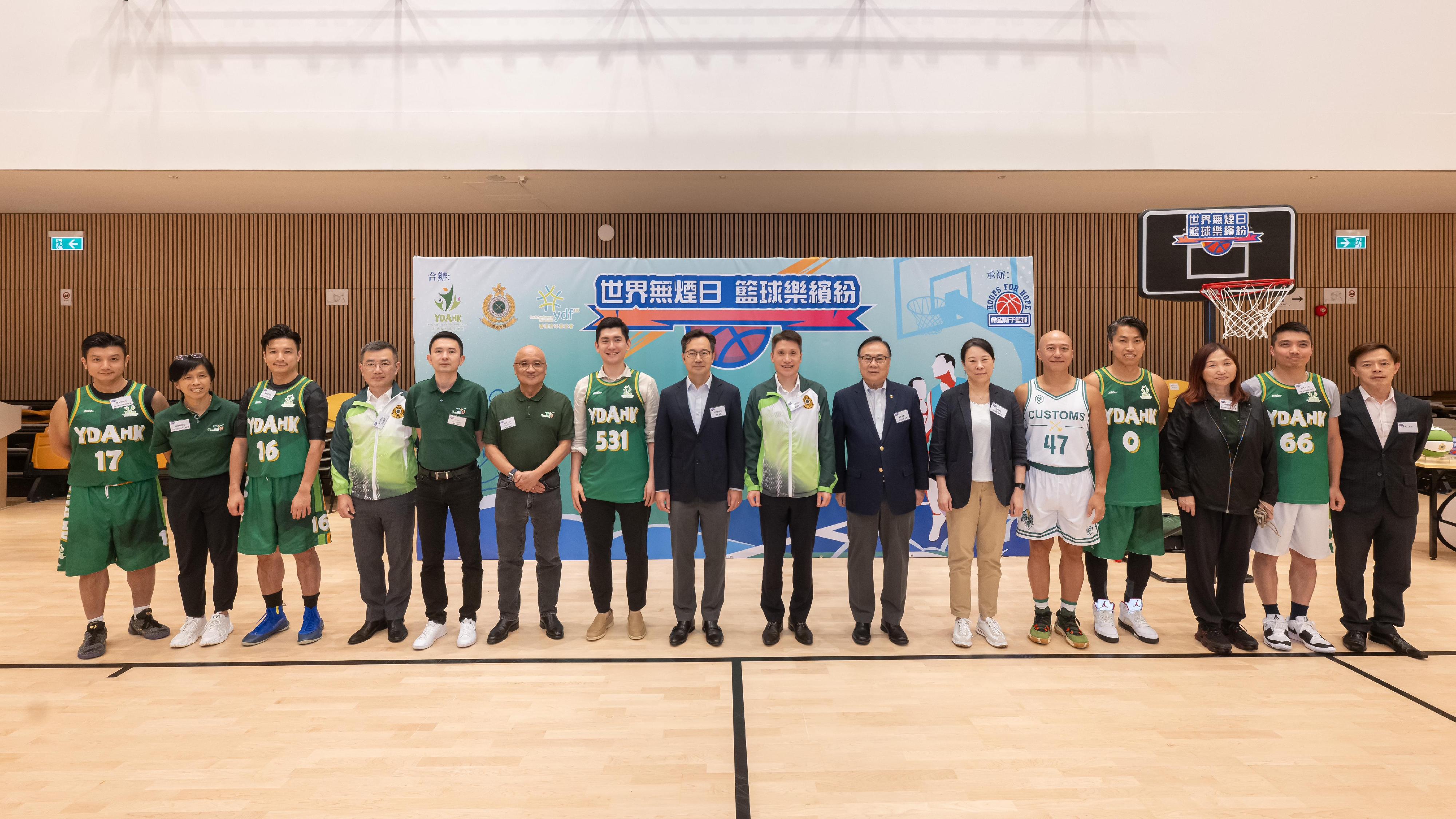 Today (May 31) marks the World No Tobacco Day. The Customs and Excise Department and the Hong Kong Youth Development Alliance jointly organised the "World No Tobacco Day Basketball Carnival" event today to promote the smoke-free lifestyle among youth and students in Hong Kong. Photo shows the Deputy Secretary for Health, Mr Eddie Lee (eighth left); the Deputy Commissioner (Control and Enforcement) of Customs and Excise, Mr Mark Woo (eighth right); the Acting Controller of Regulatory Affairs of the Department of Health, Dr Fung Ying (sixth right); the Chief Honorary Chairman of the Hong Kong Youth Development Alliance, Mr Sam Lau (seventh left); the Vice-Chairman of the Hong Kong Council on Smoking and Health, Dr Johnnie Chan (seventh right); and other attending guests. 