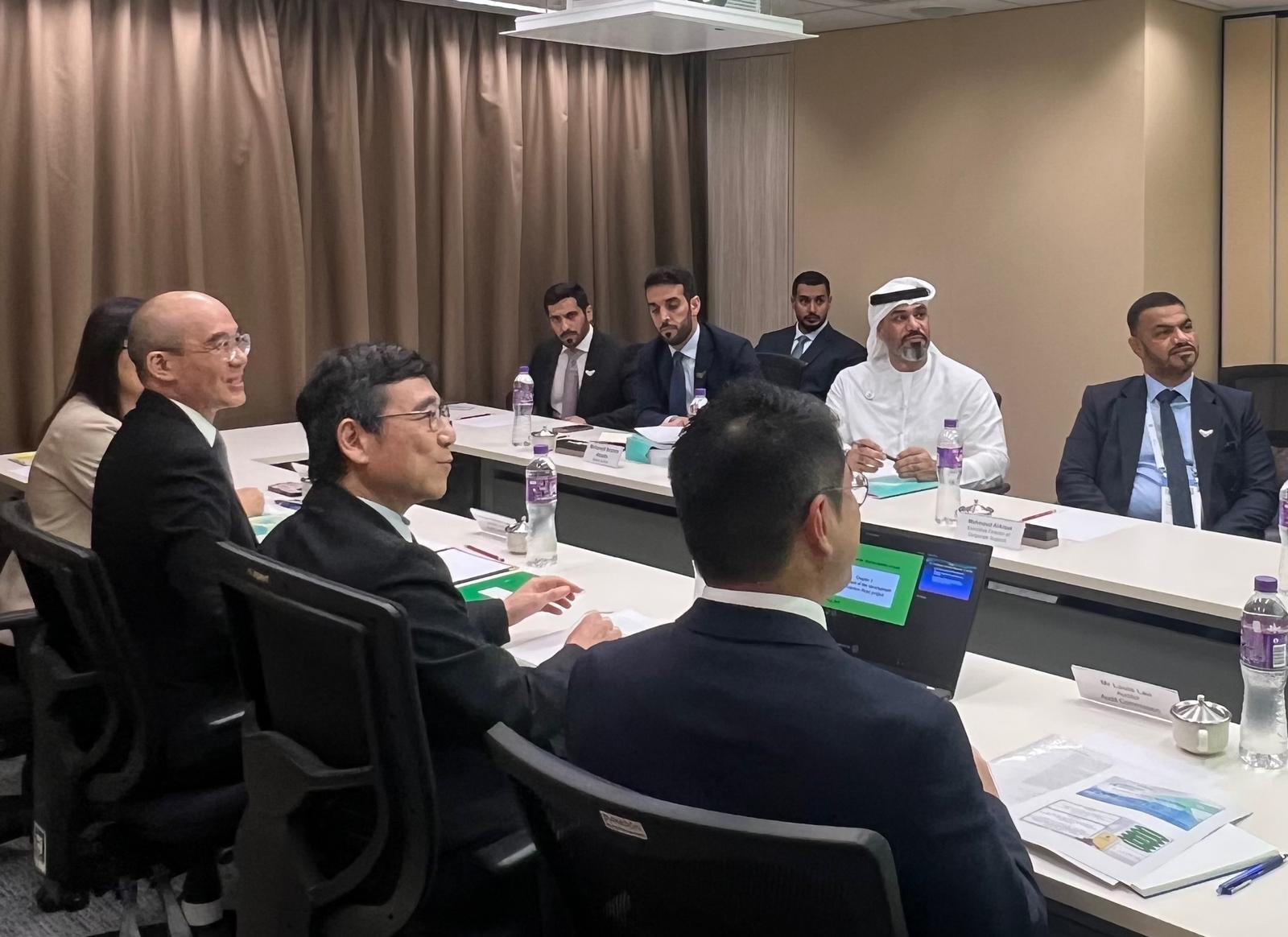 The Audit Commission and the United Arab Emirates Accountability Authority held a meeting in Hong Kong on May 23 to exchange views on public auditing, focusing on value for money auditing. 