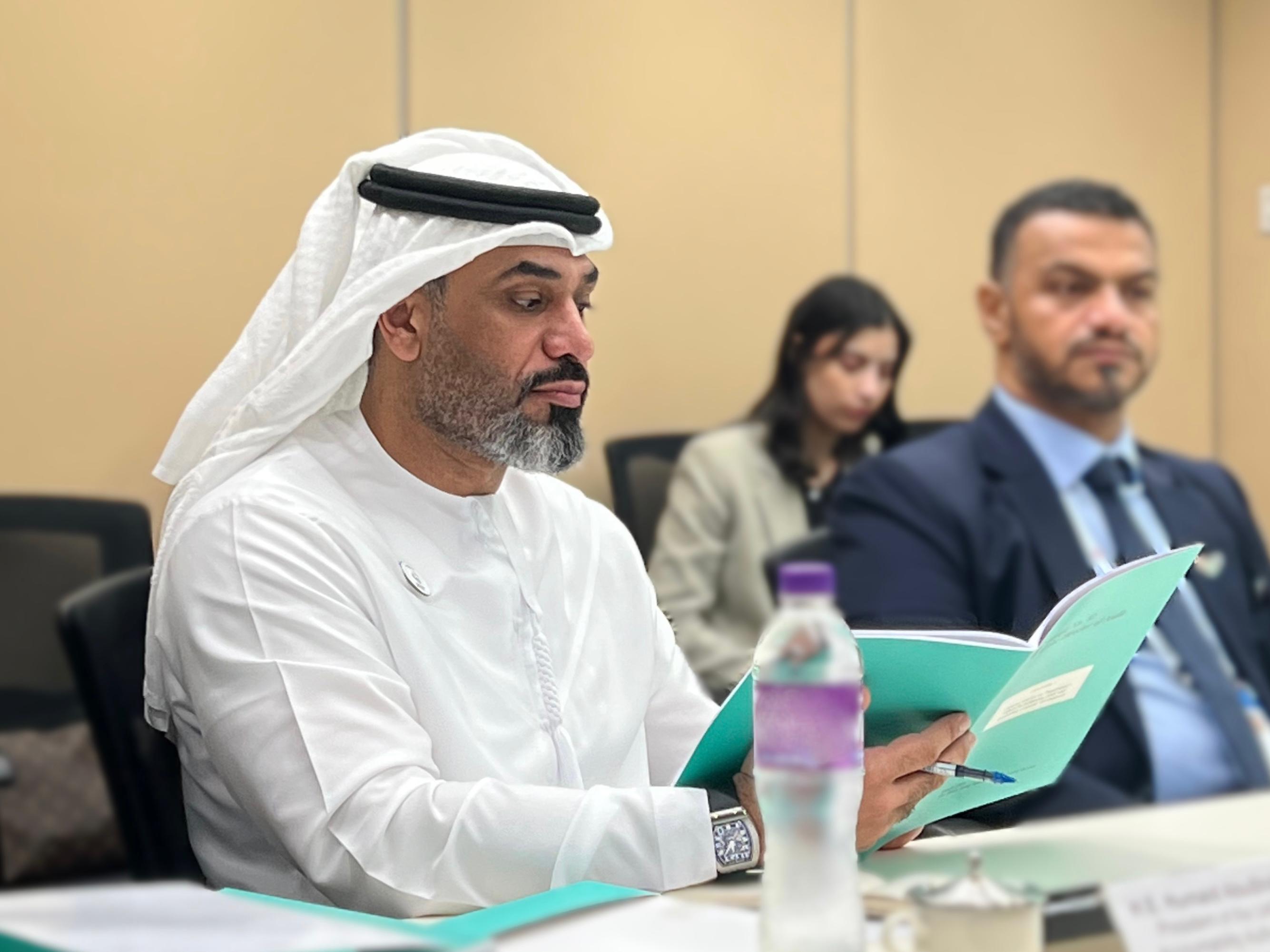 The Audit Commission and the United Arab Emirates Accountability Authority (UAEAA) held a meeting in Hong Kong on May 23. Photo shows the President of the UAEAA, Mr Humaid Obaid AbuShibs (left), reading the newly published Director of Audit’s Report No. 82.  