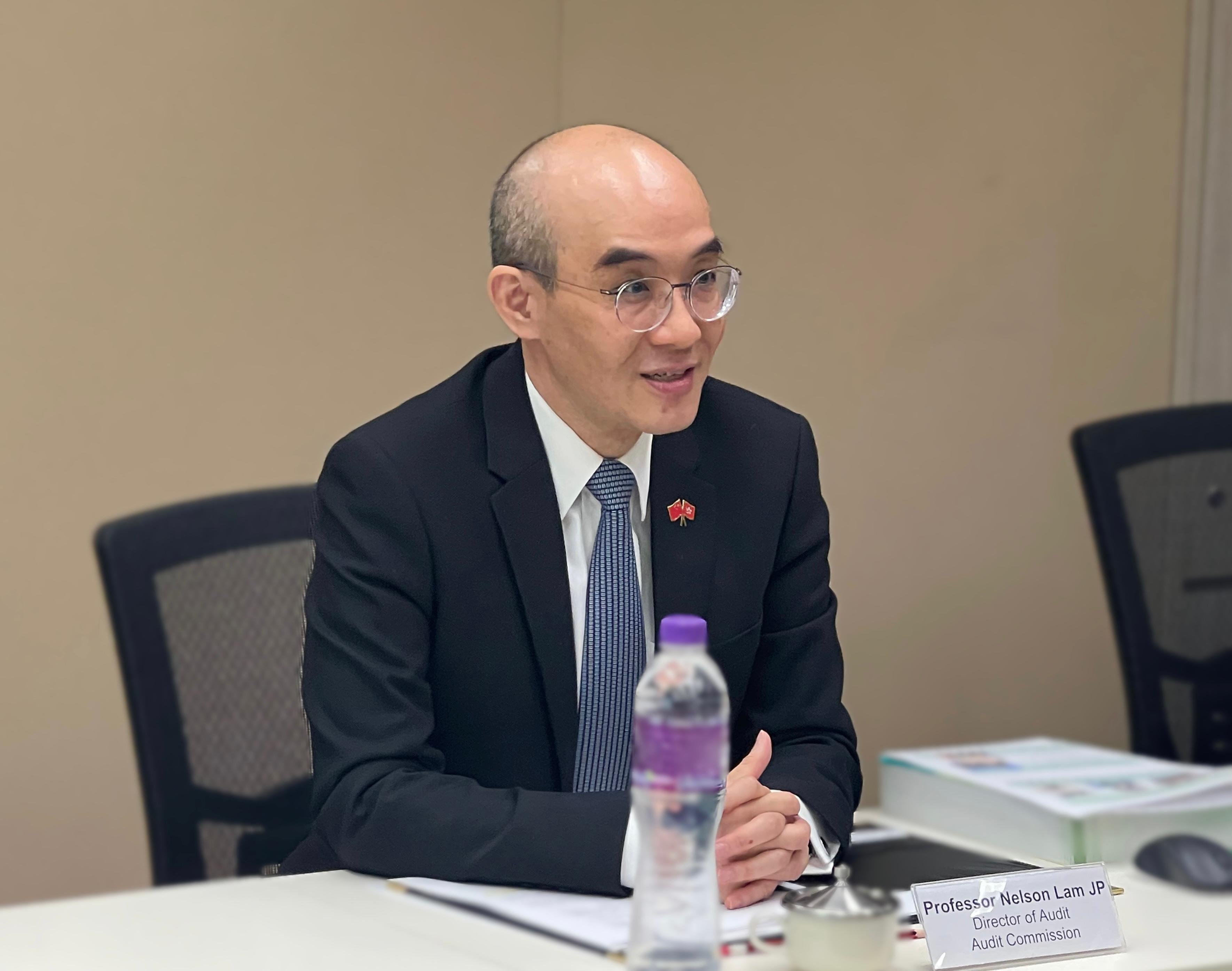 The Audit Commission and the United Arab Emirates Accountability Authority held a meeting in Hong Kong on May 23. Photo shows the Director of Audit, Professor Nelson Lam, explaining the work of the Audit Commission.  
