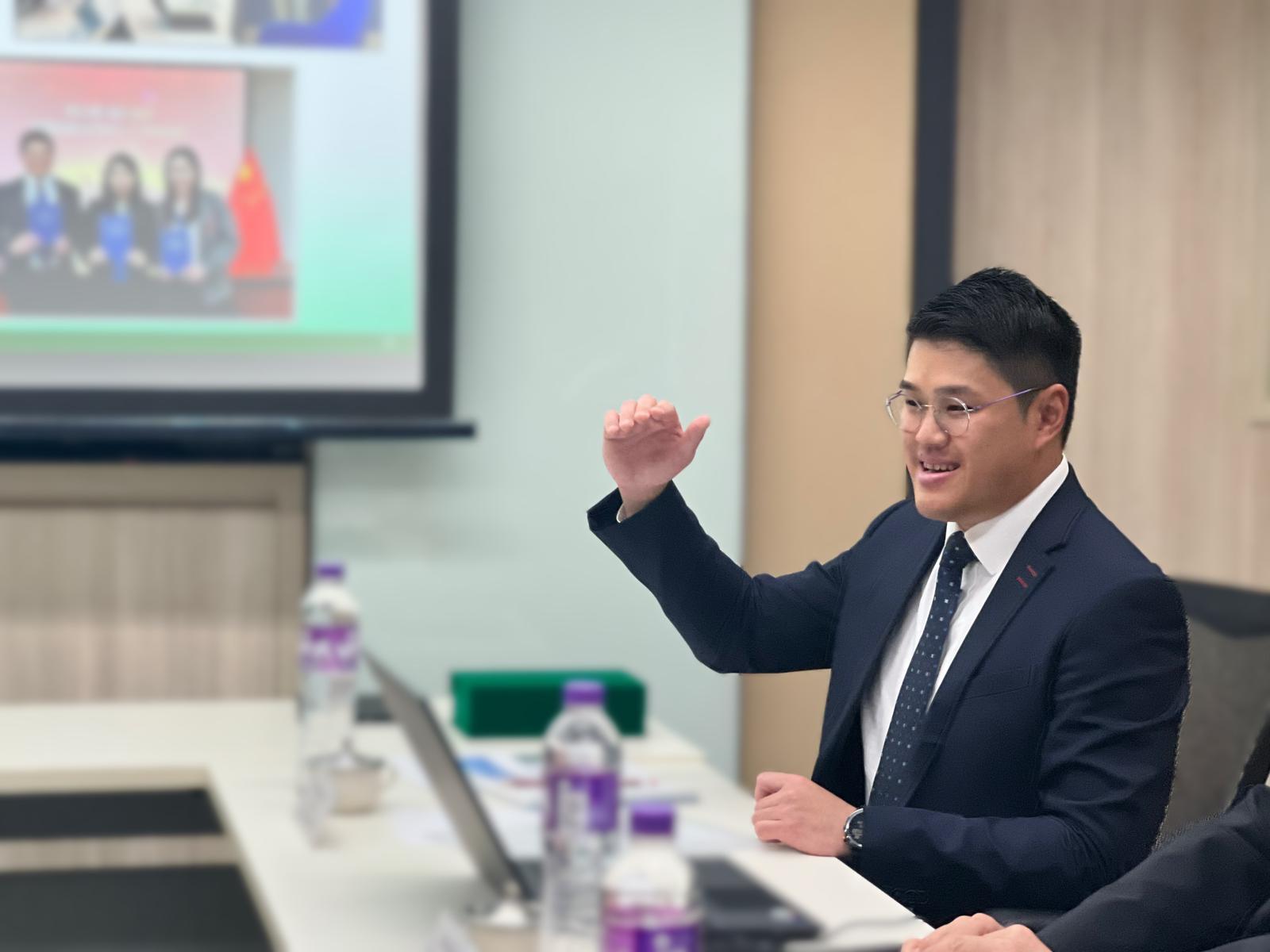 The Audit Commission and the United Arab Emirates Accountability Authority held a meeting in Hong Kong on May 23. Photo shows an Auditor of the Audit Commission, Mr Louis Lau, sharing his experience in the United Nations audit assignment as a member of the national delegation of the People’s Republic of China.  