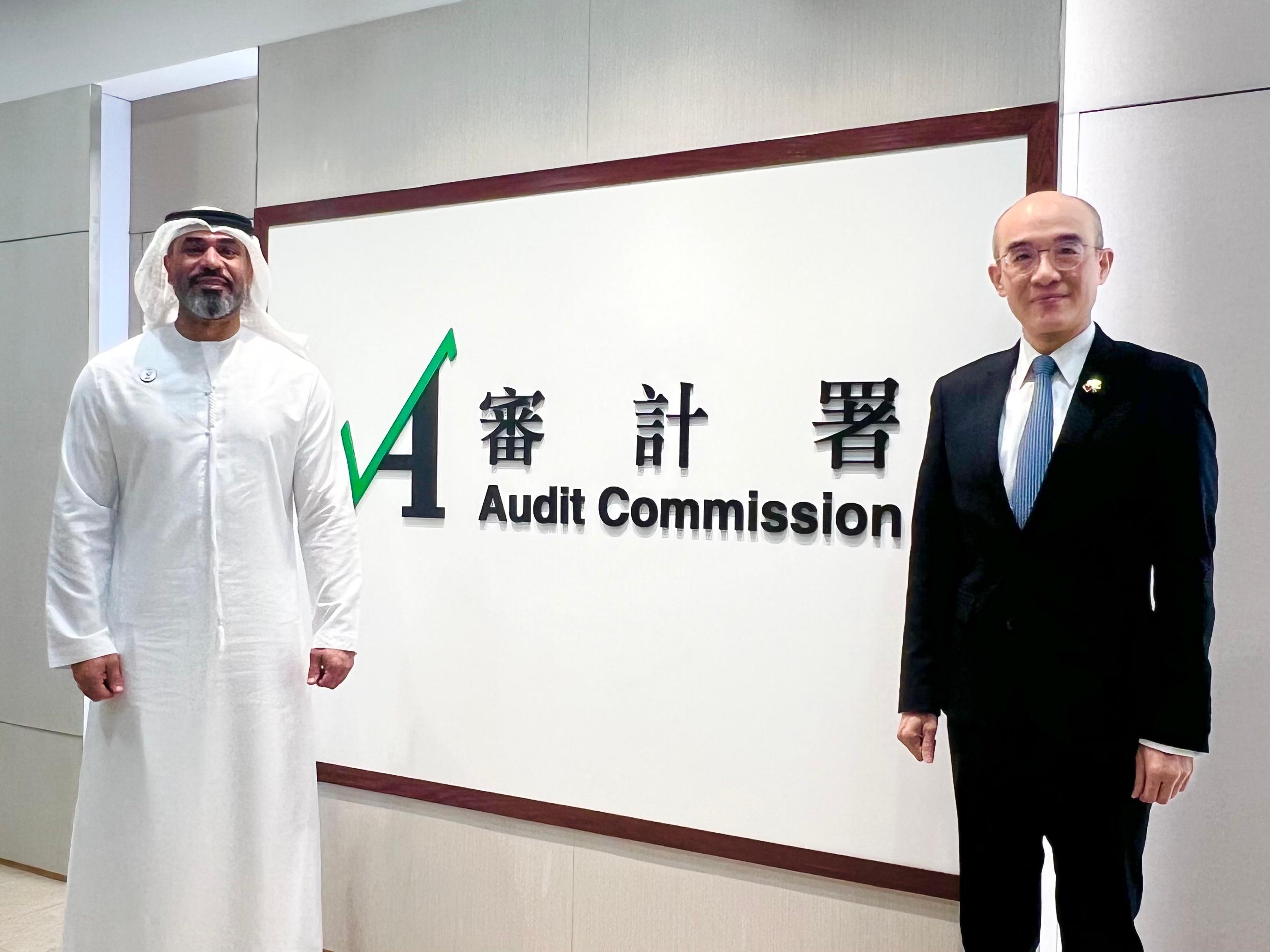 审计署署长林智远教授（右）五月二十三日欢迎阿拉伯联合酋长国问责局主席胡迈德‧奥贝德‧阿布西布斯（左）访问香港。