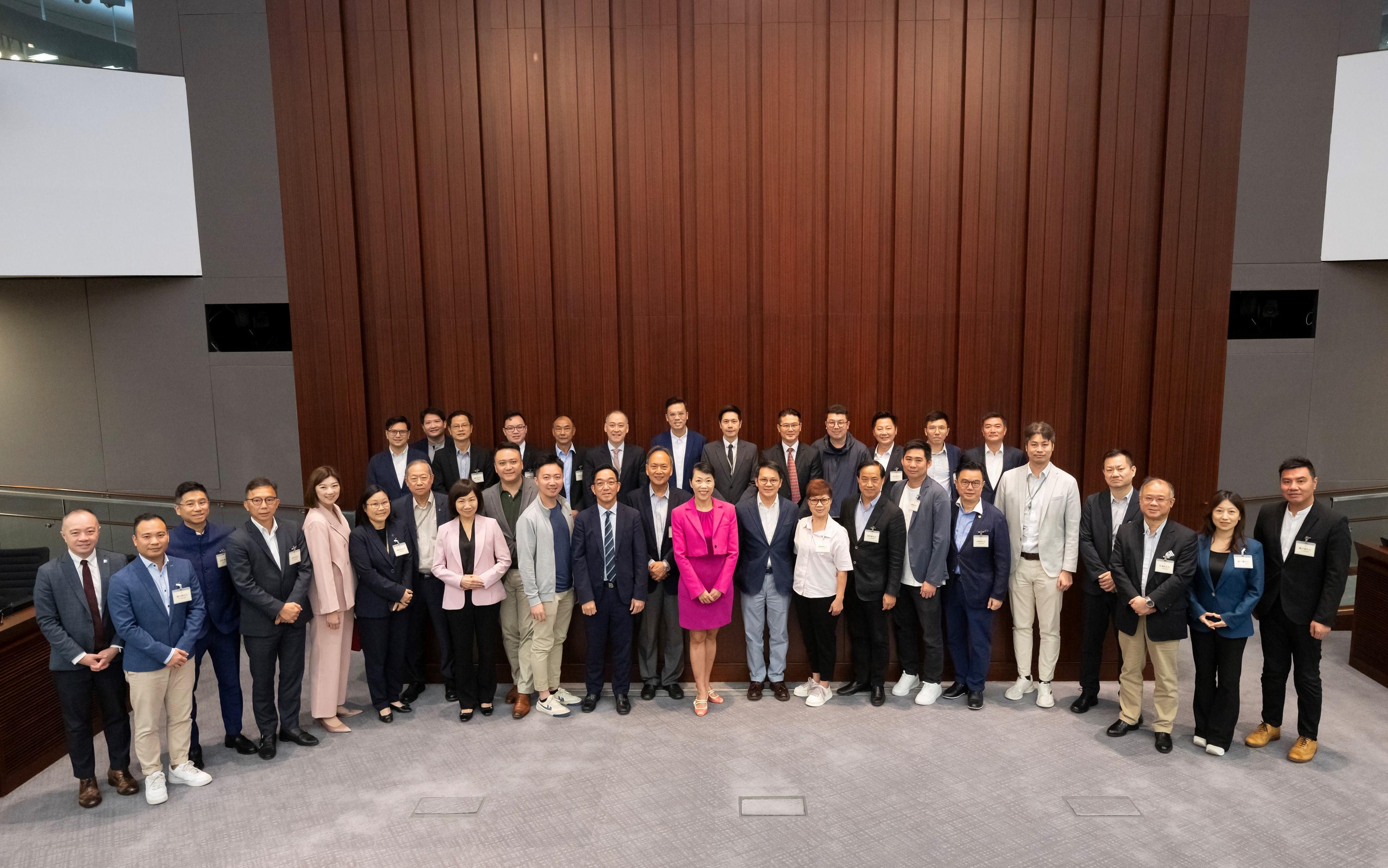 The Legislative Council (LegCo) Members meet with the new term Tai Po District Council (DC) and Central and Western DC members at the LegCo Complex today (May 31). Photo shows LegCo Members and members of the Tai Po DC posing for a group photo after the meeting.
