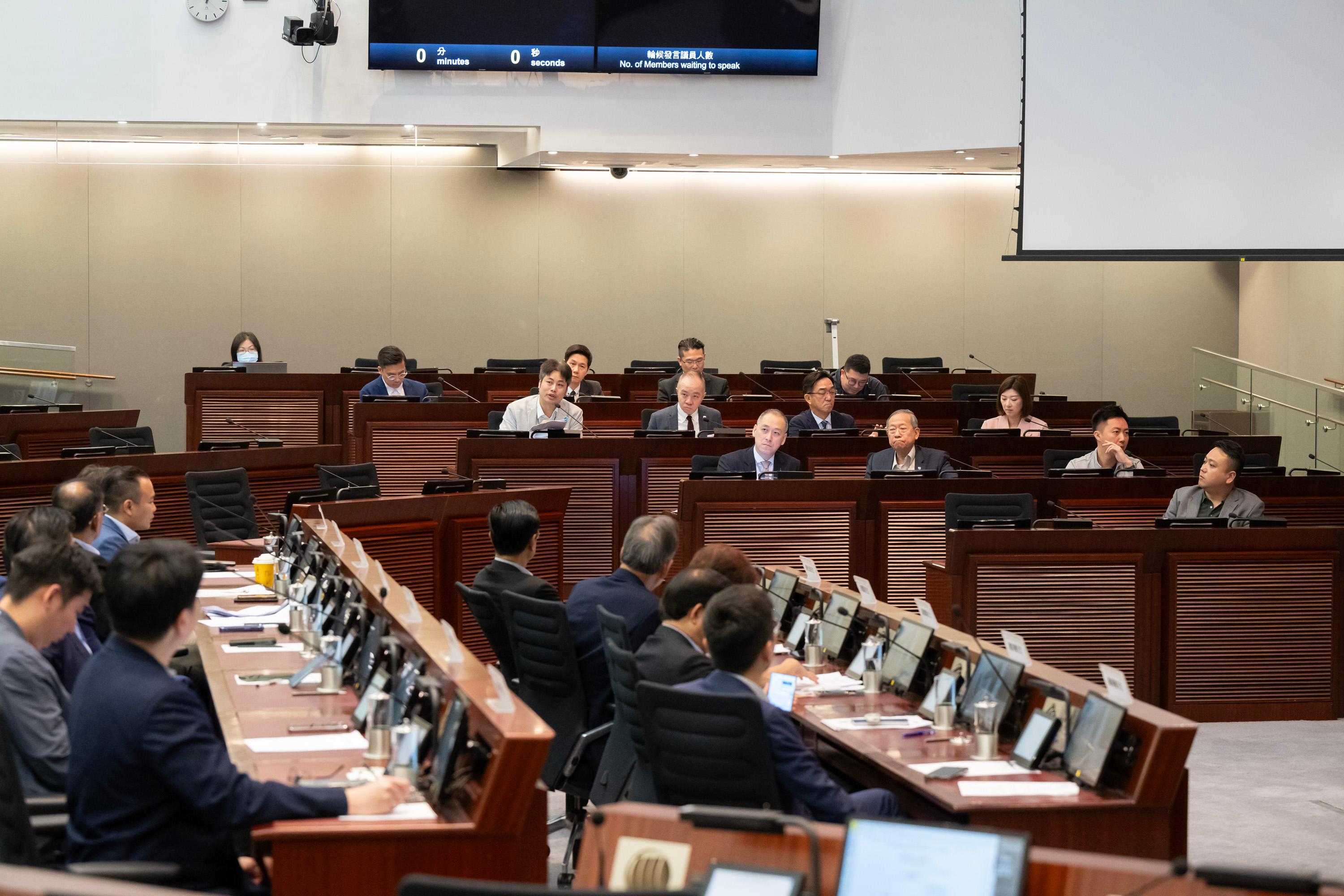 The Legislative Council (LegCo) Members meet with the new term Tai Po District Council (DC) and Central and Western DC members at the LegCo Complex today (May 31). Photo shows LegCo Members and members of the Tai Po DC exchanging views on improving the ancillary facilities of Lam Tsuen River.
