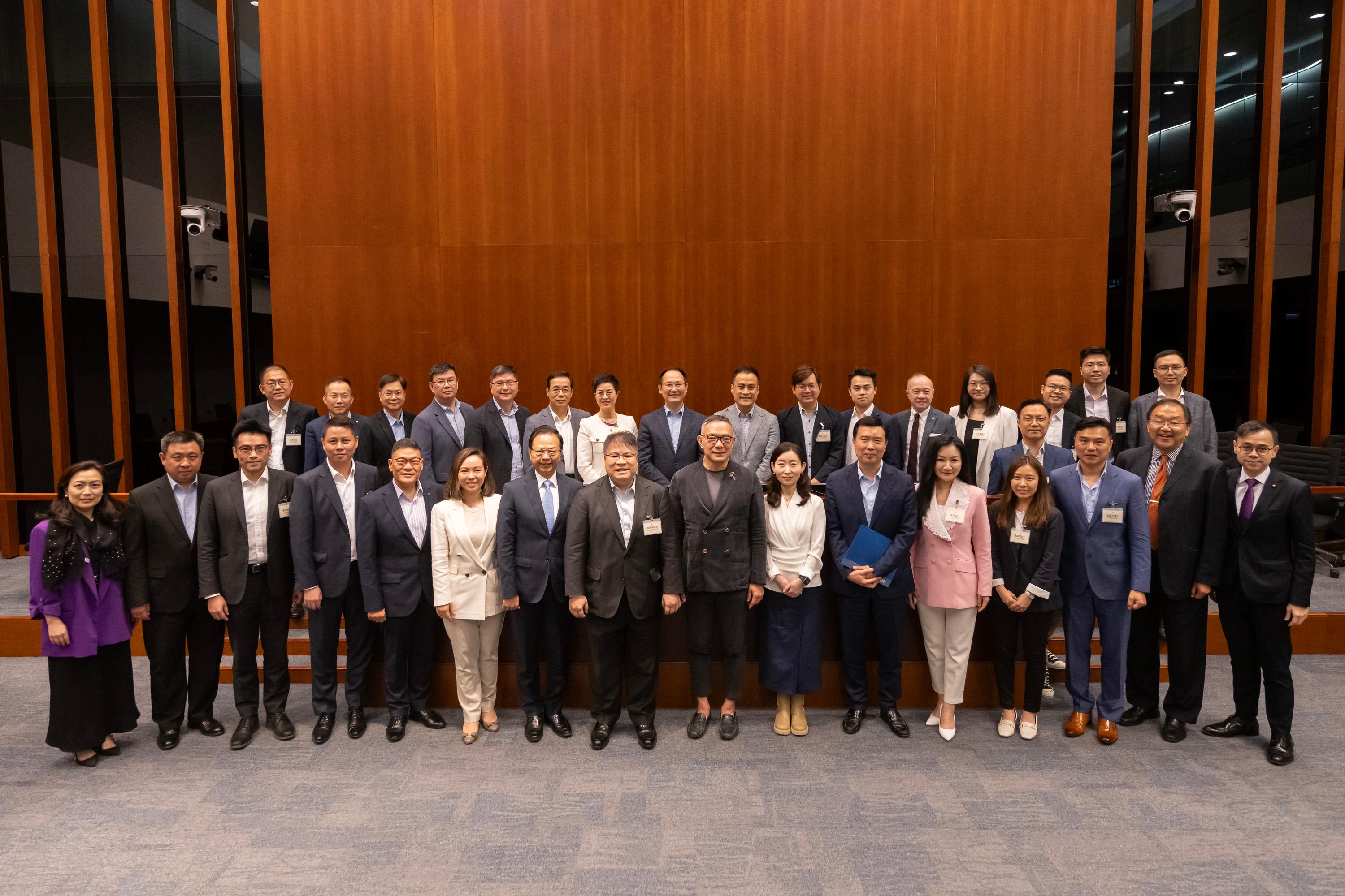 The Legislative Council (LegCo) Members meet with the new term Tai Po District Council (DC) and Central and Western DC members at the LegCo Complex today (May 31). Photo shows LegCo Members and members of the Central and Western DC posing for a group photo after the meeting.
