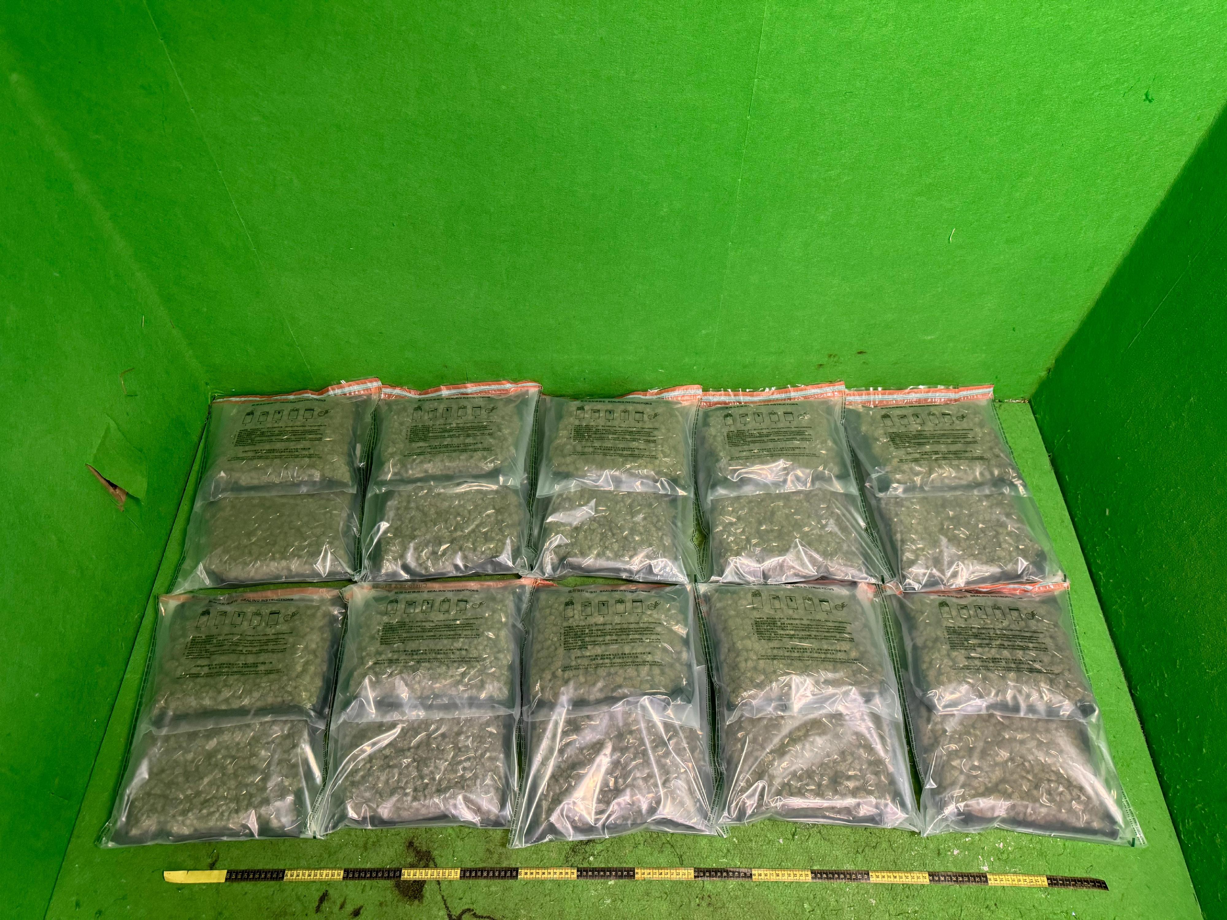 Hong Kong Customs yesterday (May 31) detected a drug trafficking case involving baggage concealment at Hong Kong International Airport and seized about 10 kilograms of suspected cannabis buds with an estimated market value of about $2 million. Photo shows the suspected cannabis buds seized.