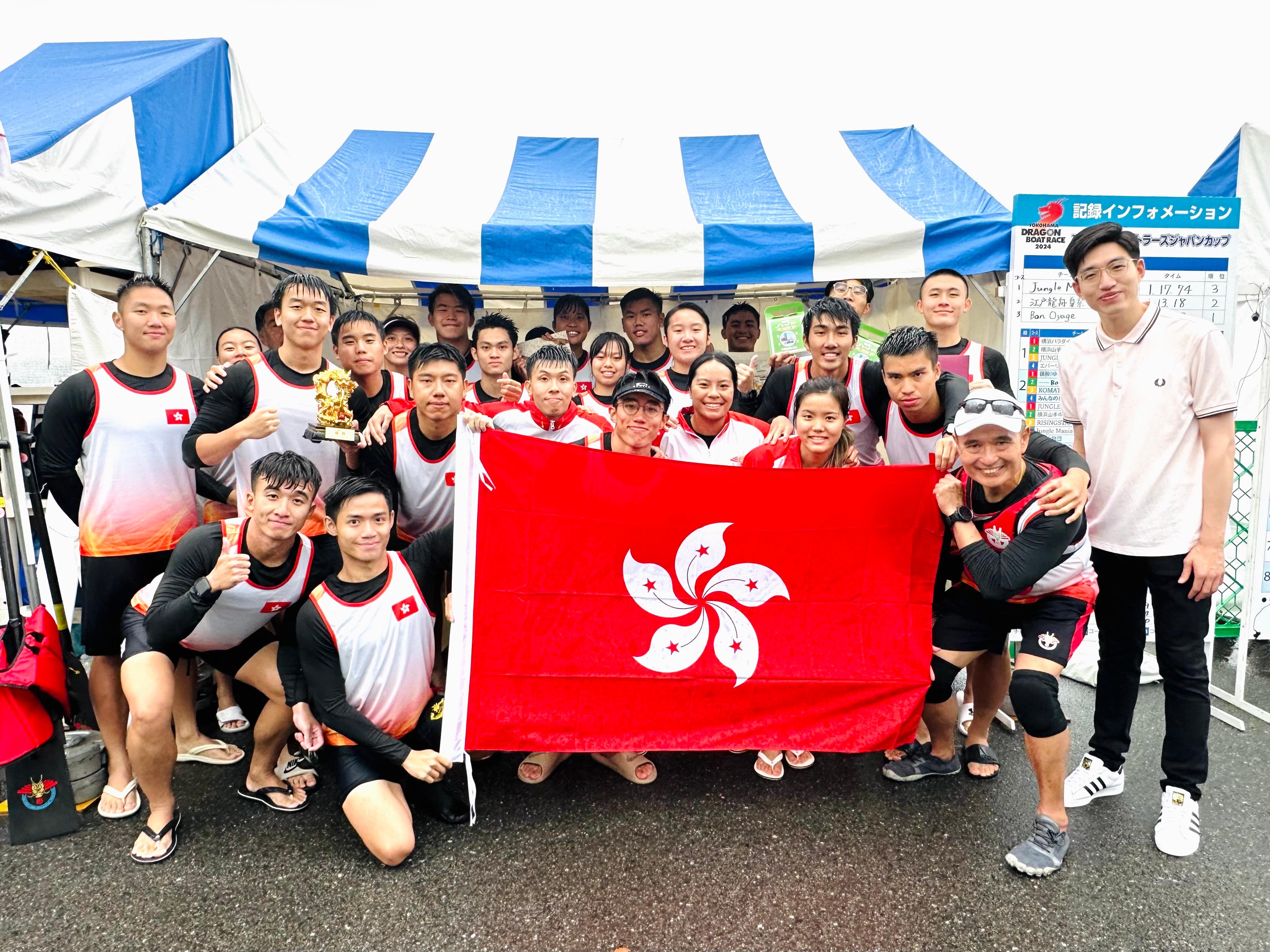 香港杯龙舟赛今日（六月二日）在日本横滨山下公园海旁举行。图示香港驻东京经济贸易助理代表谢智浩（右一）与香港杯冠军队伍中国香港龙舟总会合照。