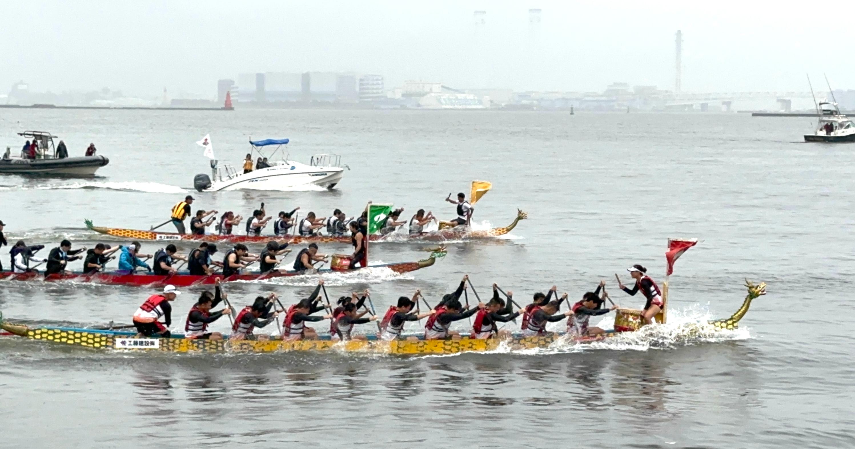 香港杯龙舟赛今日（六月二日）在日本横滨山下公园海旁举行。图示健儿参与横滨龙舟赛事竞逐香港杯。