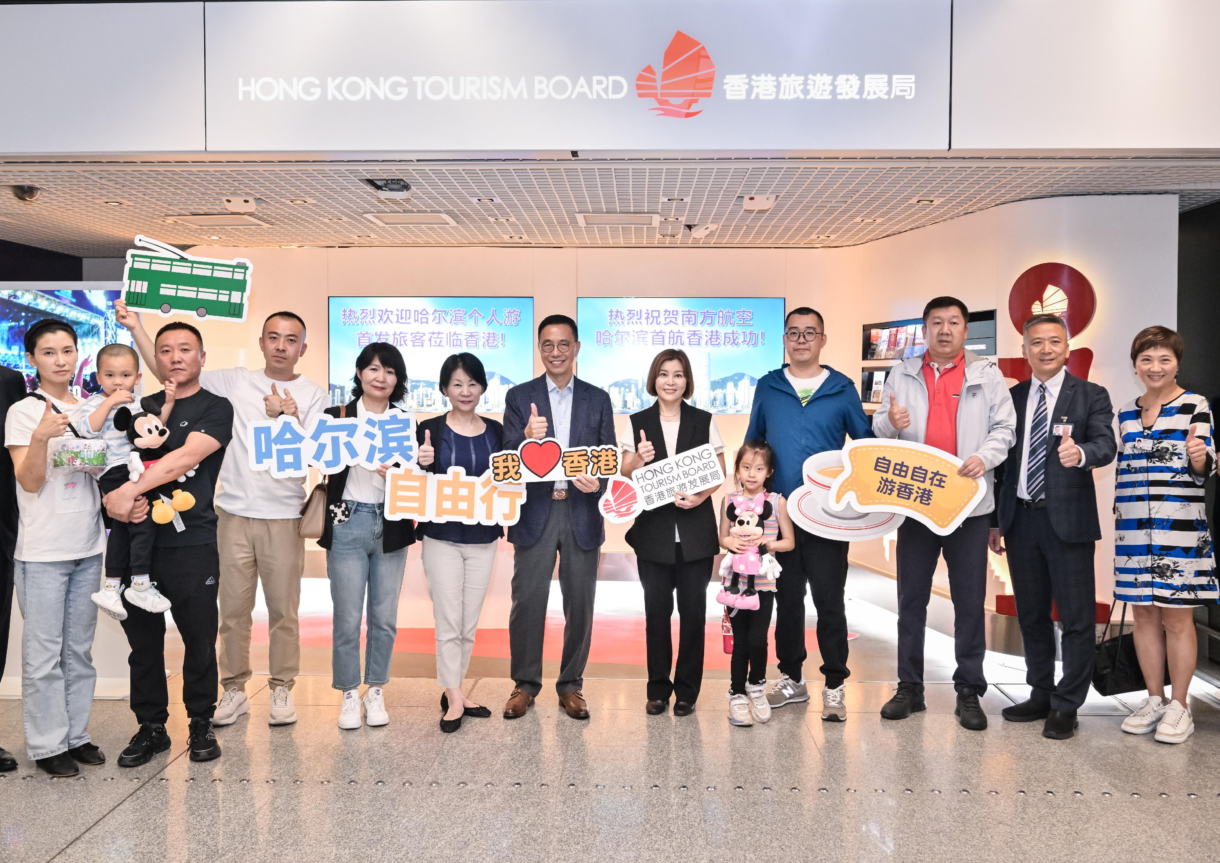 文化体育及旅游局局长杨润雄（中）今日（六月二日）到香港旅游发展局位于香港国际机场的旅客谘询中心迎接来自八个内地城市的旅游业界代表及媒体，旅游事务专员沈凤君（左六）亦有随行。