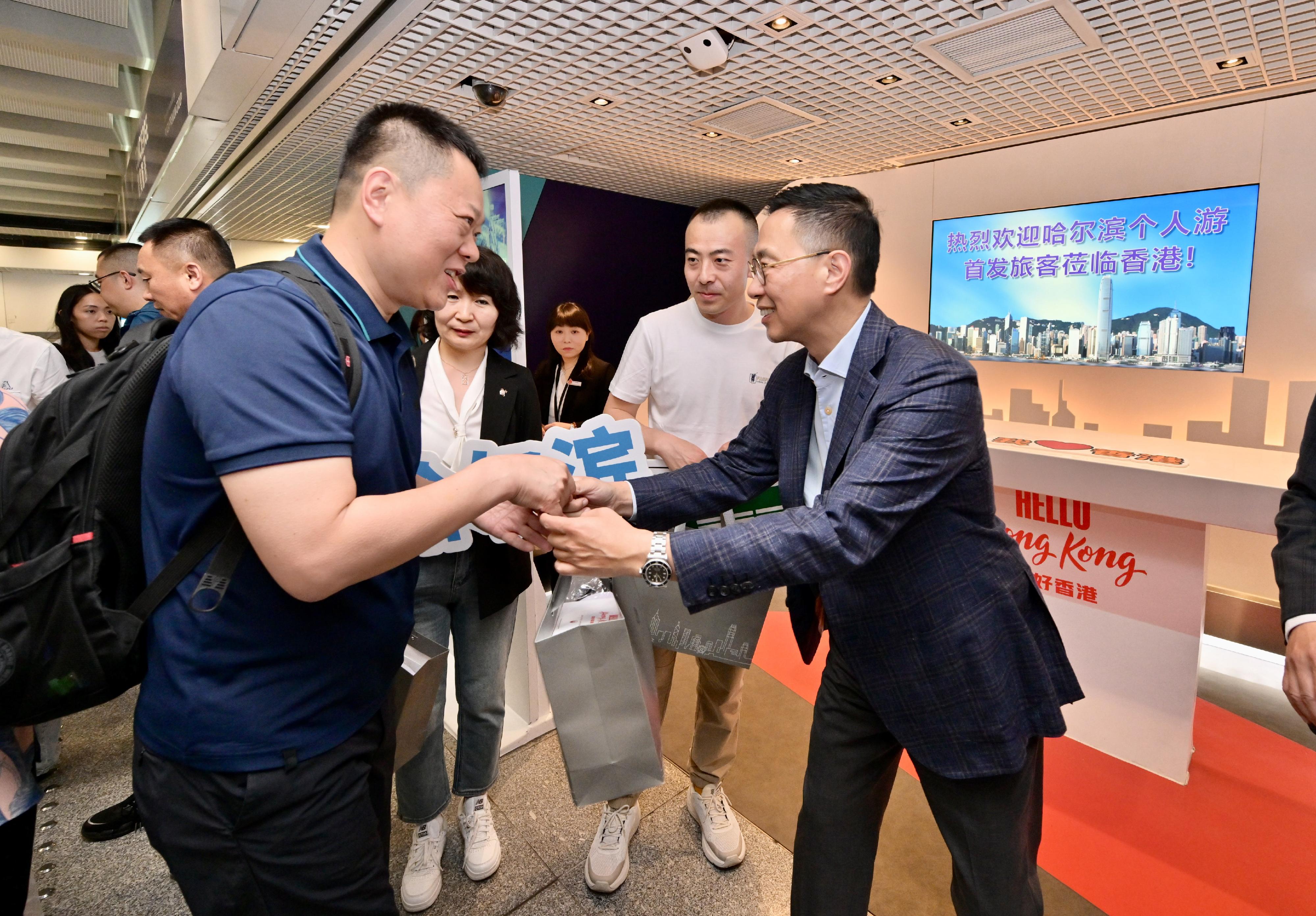 The Secretary for Culture, Sports and Tourism, Mr Kevin Yeung (first right), today (June 2) welcomed representatives of tourism industry from Mainland cities at the visitor centre of the Hong Kong Tourism Board located at Hong Kong International Airport and presented them with souvenirs to showcase Hong Kong's warm welcome and hospitality. 