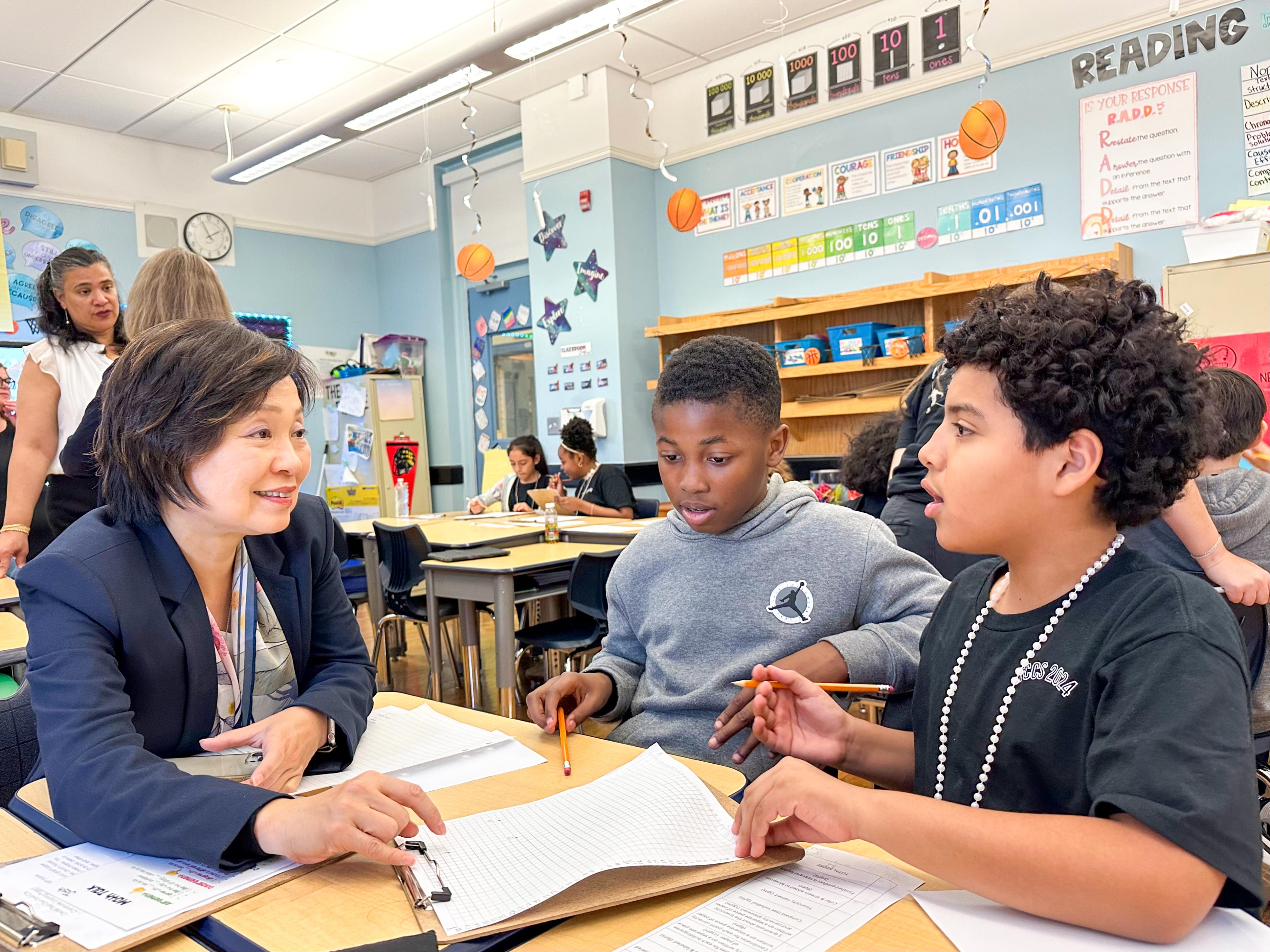 The Secretary for Education, Dr Choi Yuk-lin, visited Teachers College Community School in New York, the United States, on May 31 (New York time), to learn about the school's child-centred learning environment.