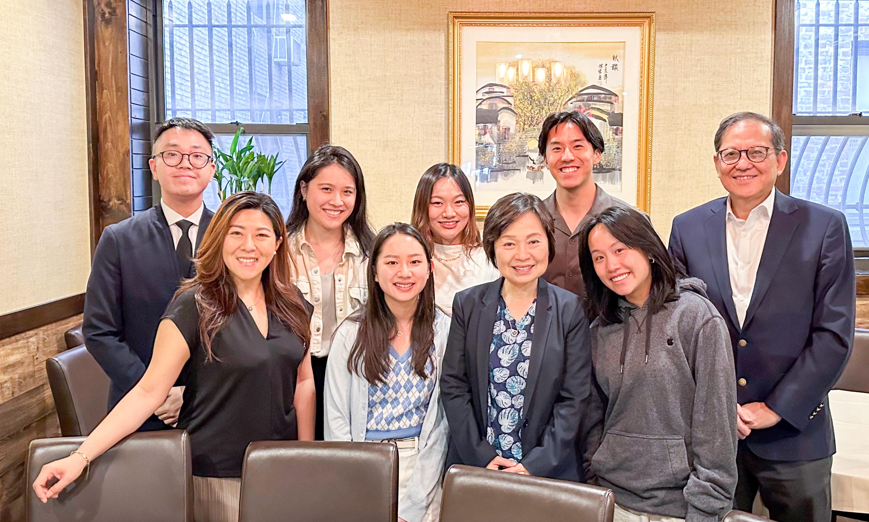 教育局局长蔡若莲博士（前排右二）及大学教育资助委员会秘书长邓特抗教授（后排右一）六月一日（纽约时间）在美国纽约与当地的香港青年会面。
