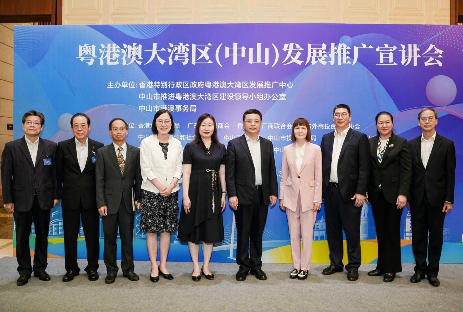 The Commissioner for the Development of the Guangdong-Hong Kong-Macao Greater Bay Area, Ms Maisie Chan (fourth right), poses for a photo with the member of the Standing Committee of the Communist Party of China Zhongshan Municipal Committee and Vice Mayor of Zhongshan, Mr Ye Hongguang (fifth right), before attending the Symposium for Promoting the Development of the Guangdong-Hong Kong-Macao Greater Bay Area in Zhongshan today (June 3).  