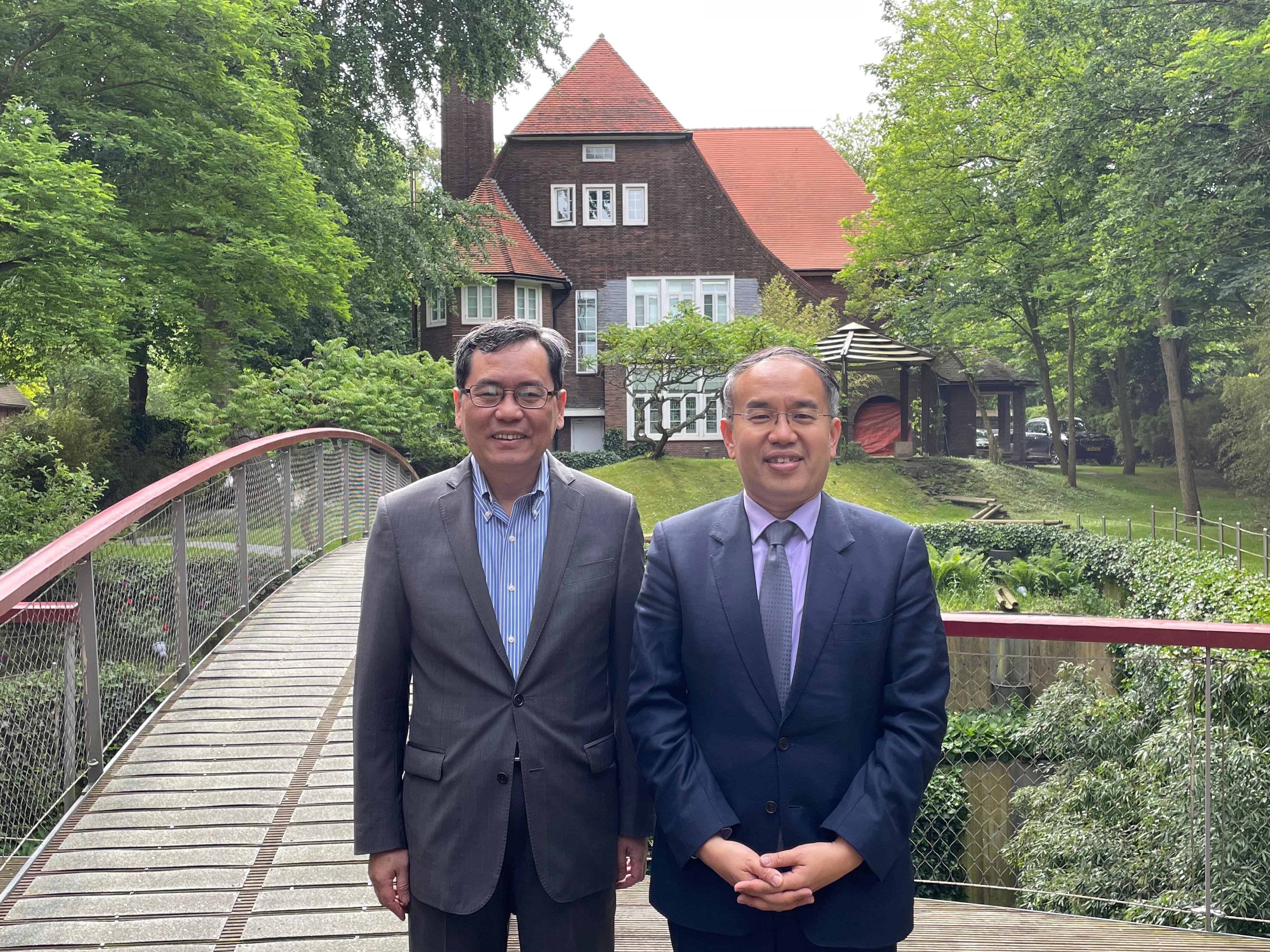 The Secretary for Financial Services and the Treasury, Mr Christopher Hui, is promoting Hong Kong's Web3 ecosystem and meeting senior financial officials in the Netherlands. Photo shows Mr Hui (right) paying a courtesy call on the Chinese Ambassador to the Netherlands, Mr Tan Jian (left), in the Hague on June 3 (the Hague time).
