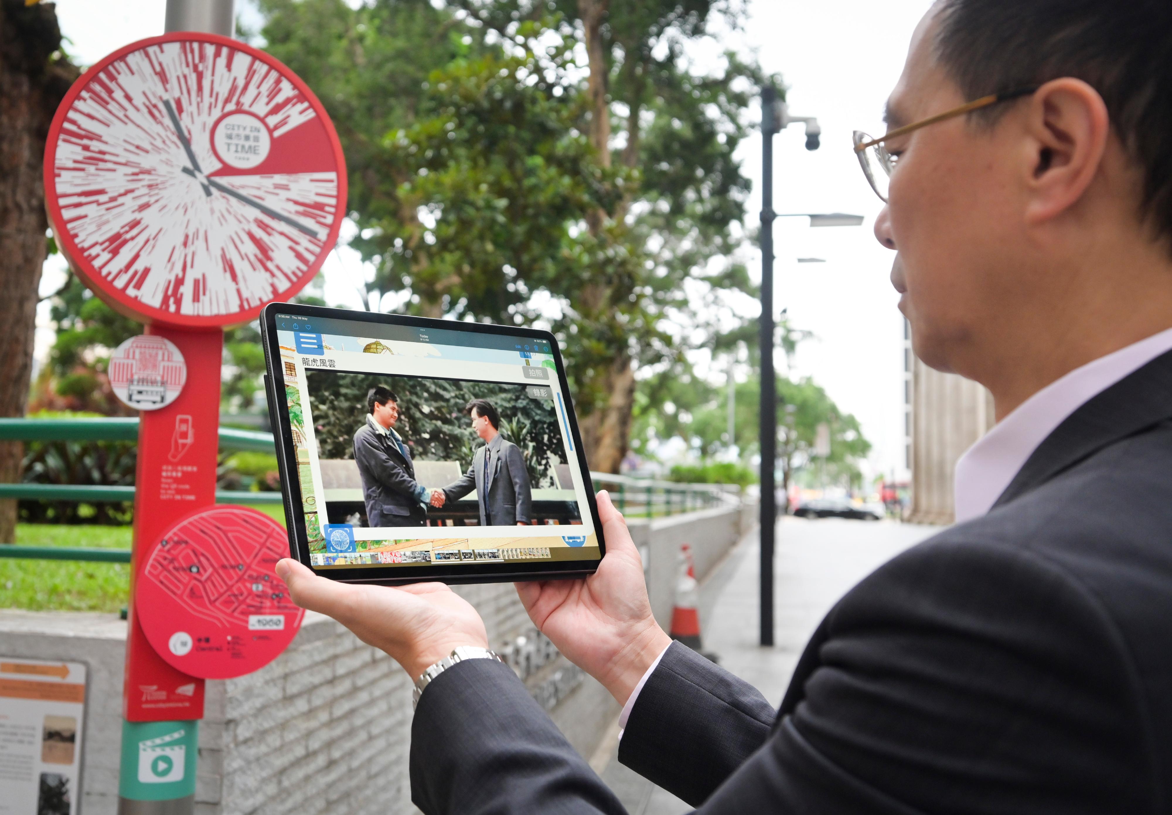  The Tourism Commission today (June 5) extended the City in Time tourism project to Lei Yue Mun and upgraded its mobile app features simultaneously to enrich the experience of both locals and tourists. The Secretary for Culture, Sports and Tourism, Mr Kevin Yeung, used a new function of the City in Time mobile app to revisit Hong Kong classic film clips at filming locations.