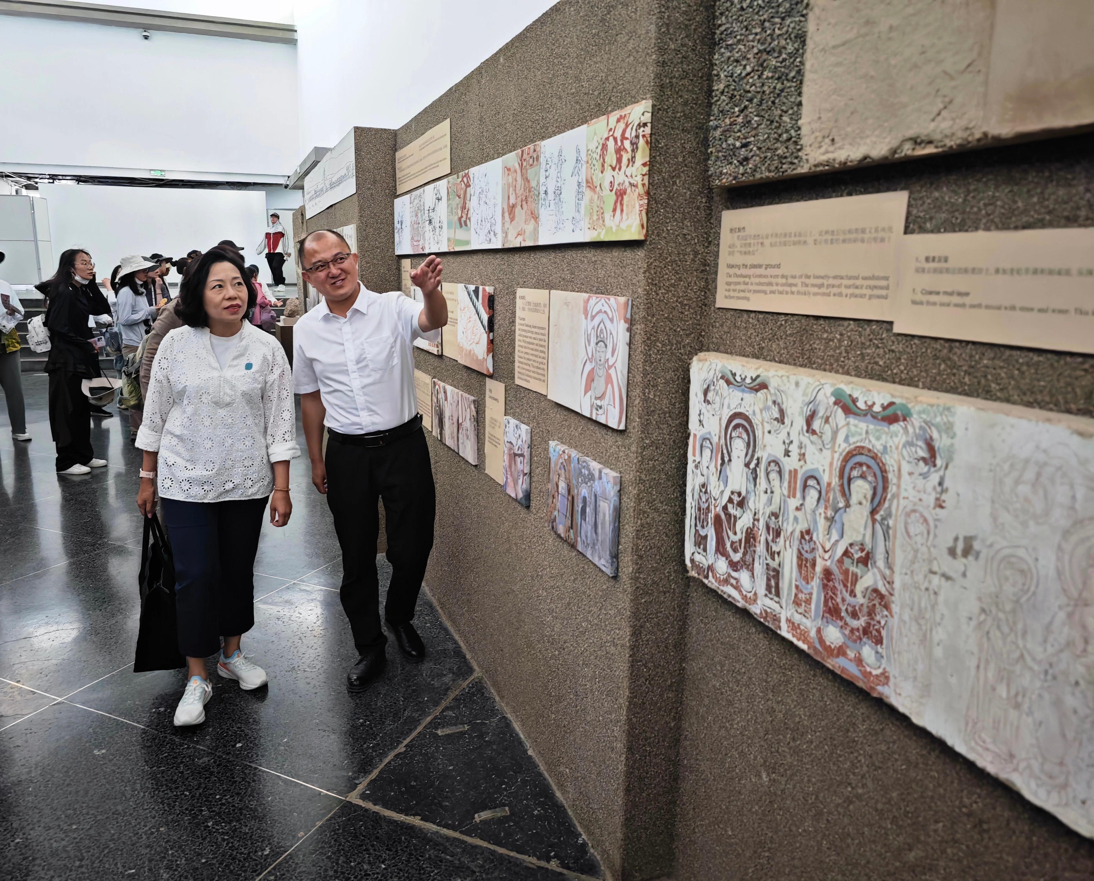 Accompanied by the Director of the Gansu Hongwen Dunhuang Art Research and Training Center of the Dunhuang Academy, Mr Bian Lei (right), the Secretary for Home and Youth Affairs, Miss Alice Mak (left), visited the Dunhuang grottoes cultural relics conservation research and exhibition centre yesterday (June 4). 