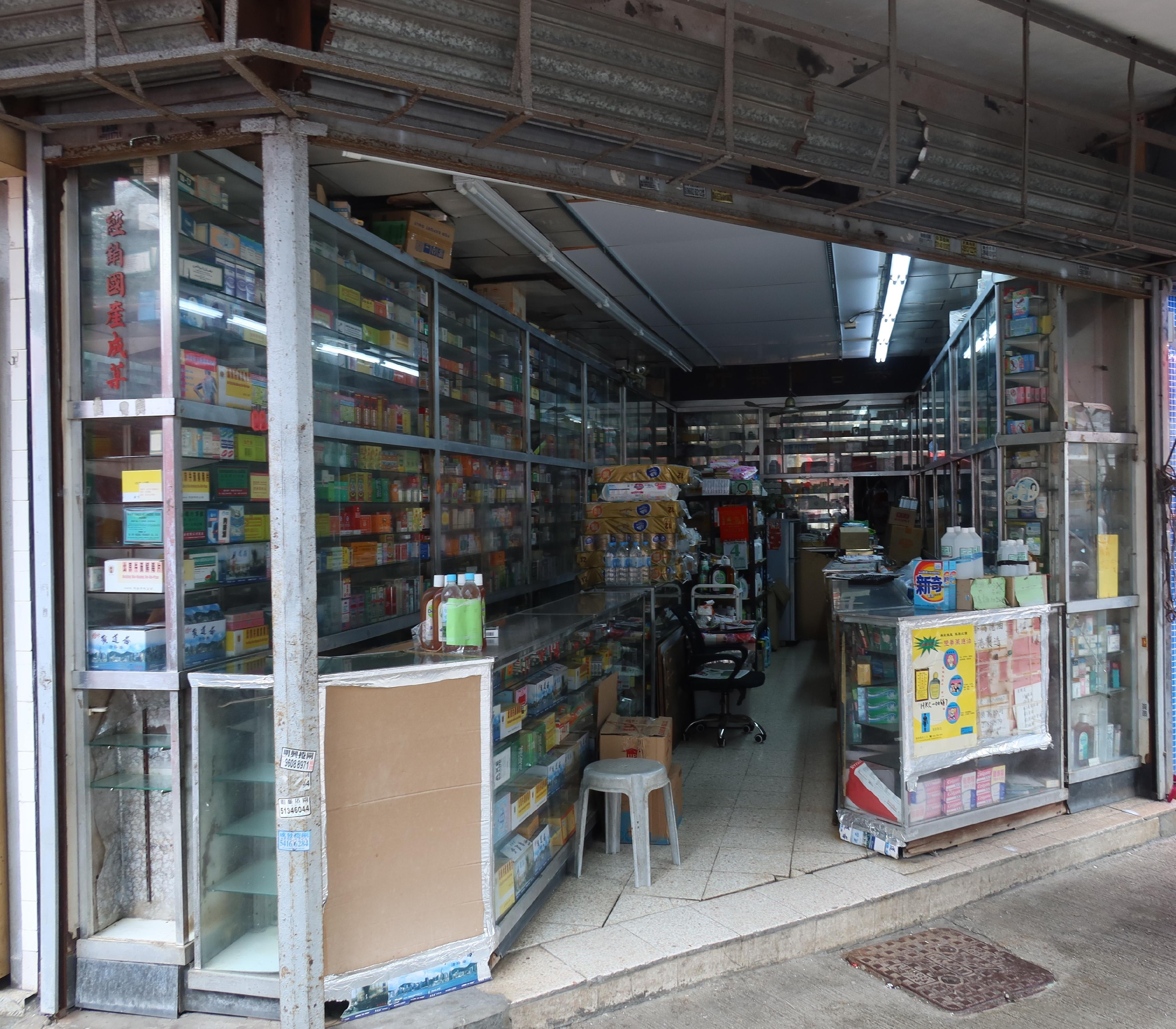 Hong Kong Customs conducted a special operation in Mong Kok and Fo Tan yesterday (June 4) to combat the sale of counterfeit goods and seized about 5 000 items of suspected counterfeit goods with an estimated market value of about $620,000. Photo shows one of the retail shops that sells suspected counterfeit goods raided by Customs officers.
