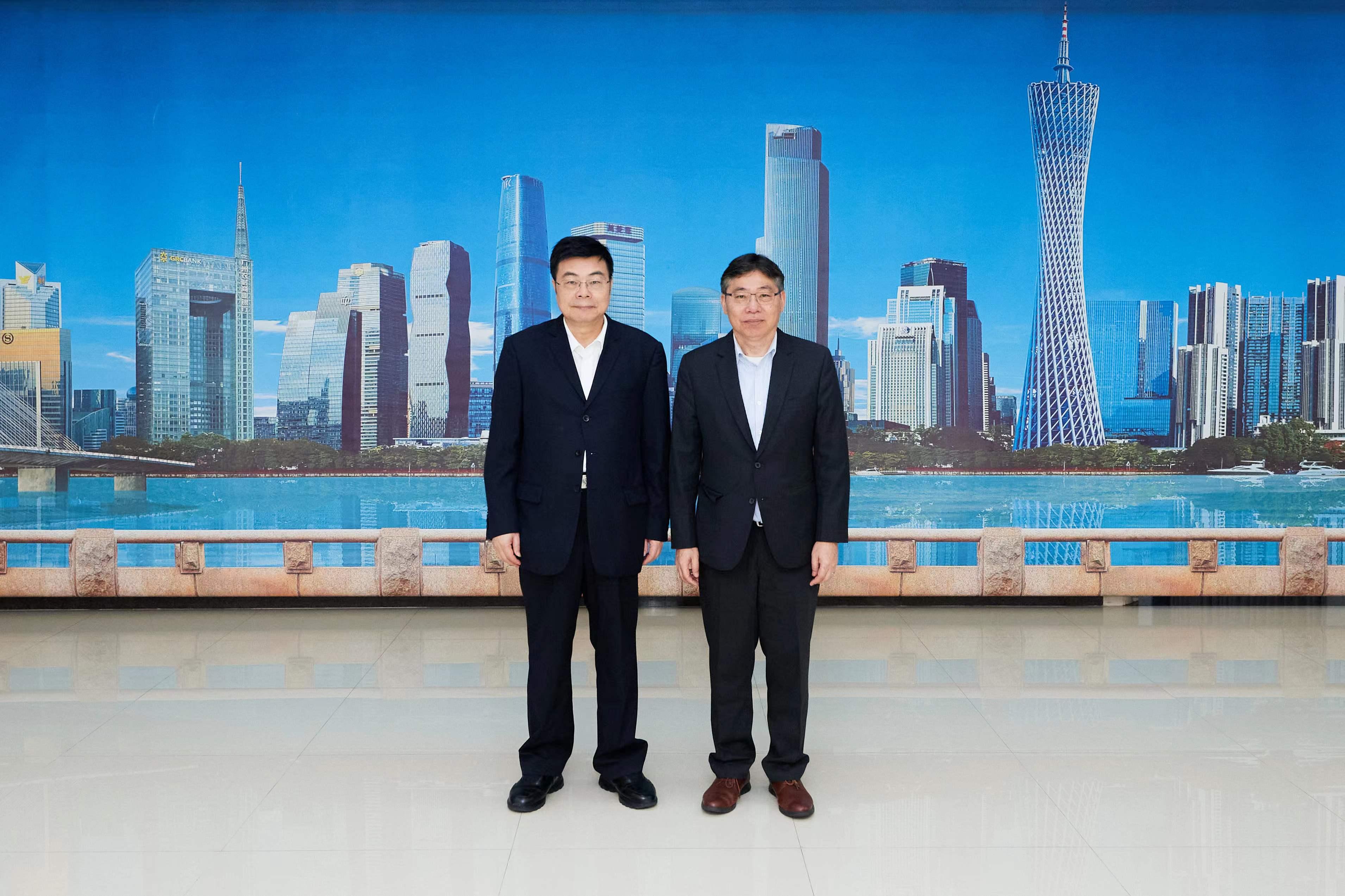 The Secretary for Transport and Logistics, Mr Lam Sai-hung (right), attended a meeting of the task force for collaboration on Guangdong-Hong Kong transportation in Guangzhou yesterday (June 4). Mr Lam is pictured with Permanent Deputy Director-General of the Guangdong Provincial Public Security Department Mr Yang Rihua (left) before the meeting. 