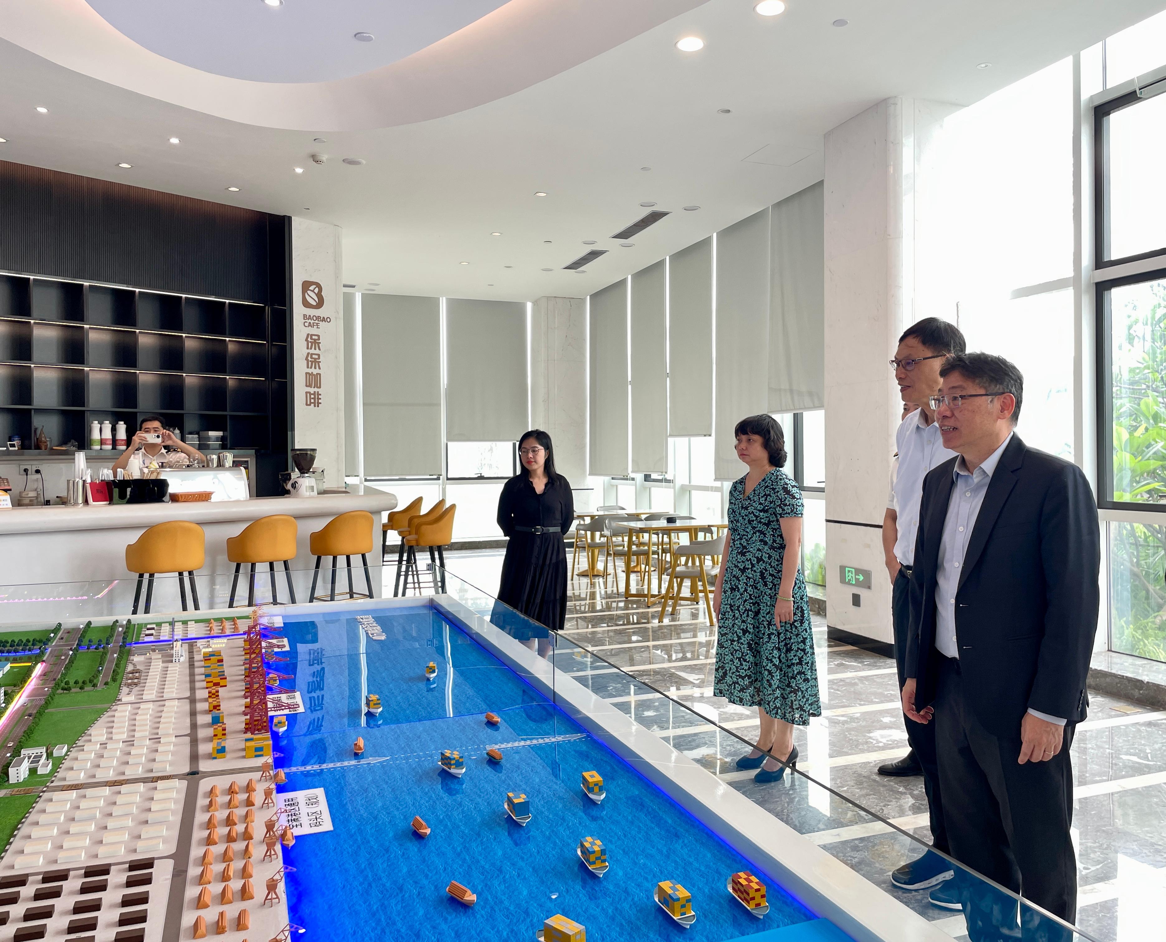The Secretary for Transport and Logistics, Mr Lam Sai-hung (first right), visits the the Zhanjiang Comprehensive Bonded Area today (June 5) in the company of Vice Mayor of the Zhanjiang Municipal Government Mr Kong Haiwen (second right). 