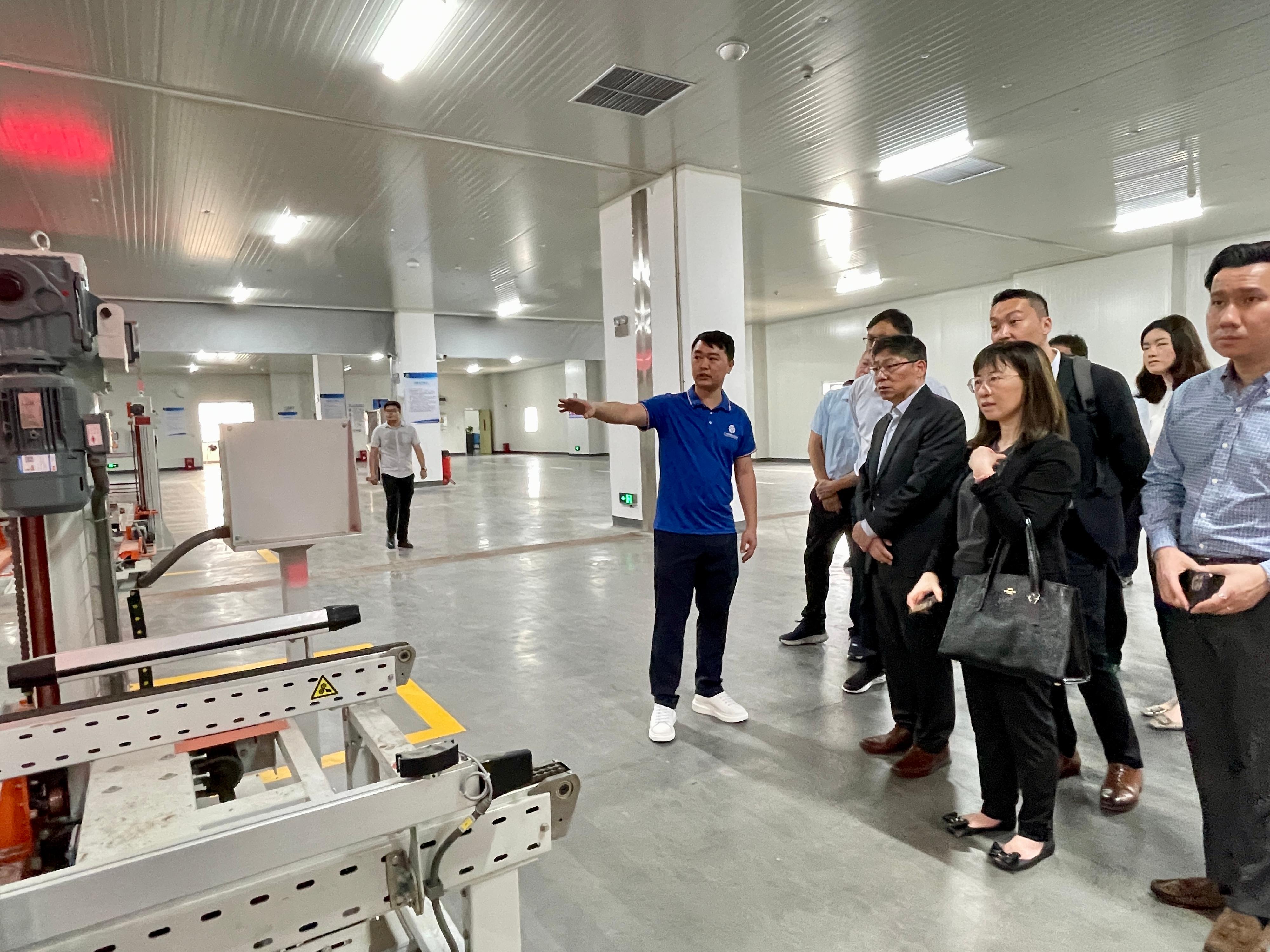 The Secretary for Transport and Logistics, Mr Lam Sai-hung (third right), visited a leading cold-chain logistics company in Guangdong Province today (June 5) to see their advanced facilities. Deputy Secretary for Transport and Logistics and the Commissioner for Maritime and Port Development, Miss Amy Chan (second right), joined the visit. 