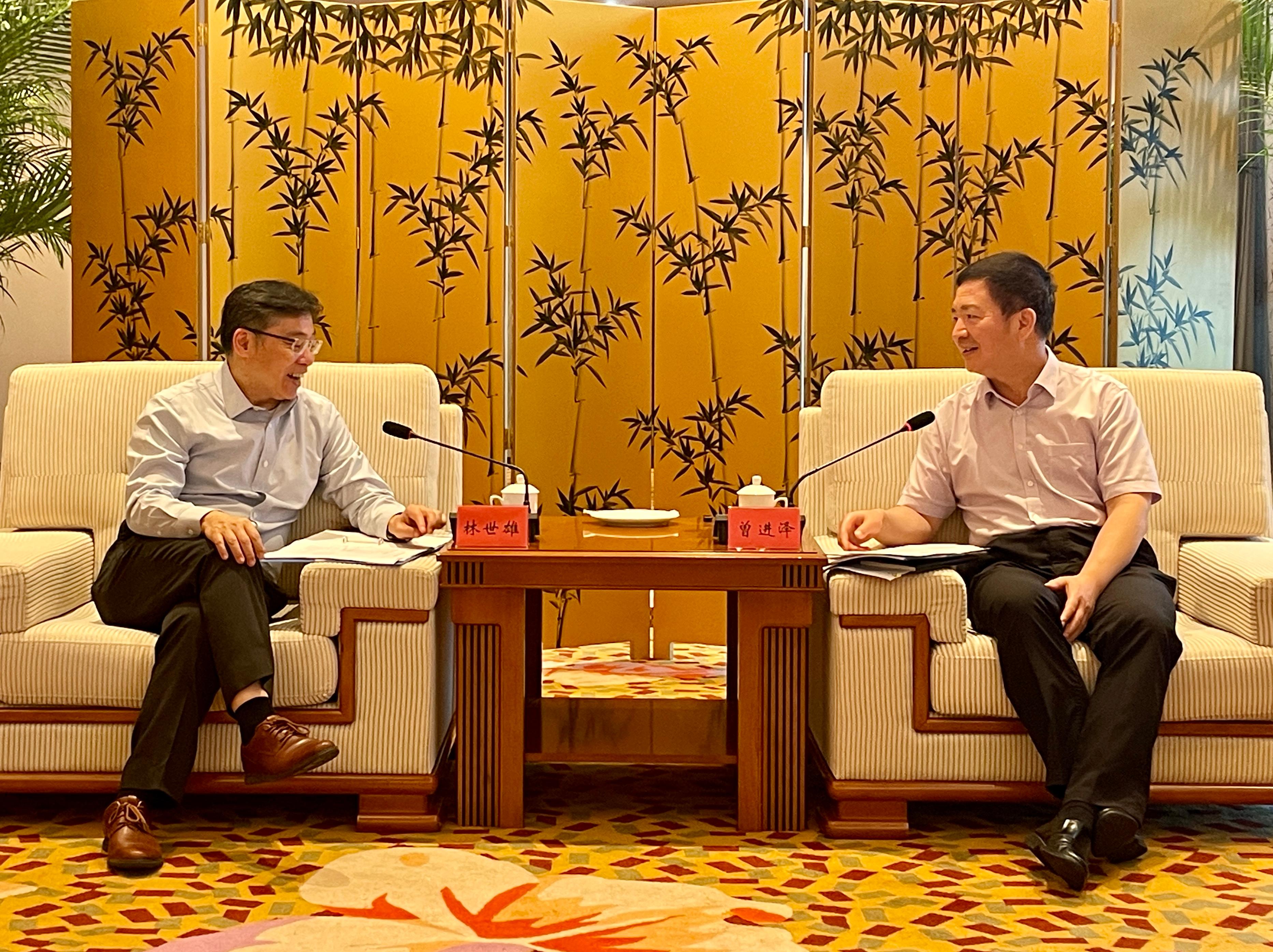 The Secretary for Transport and Logistics, Mr Lam Sai-hung (left), meets with the Mayor of the Zhanjiang Municipal Government, Mr Zeng Jinze (right), today (June 5) to discuss collaboration opportunities between the two places. 