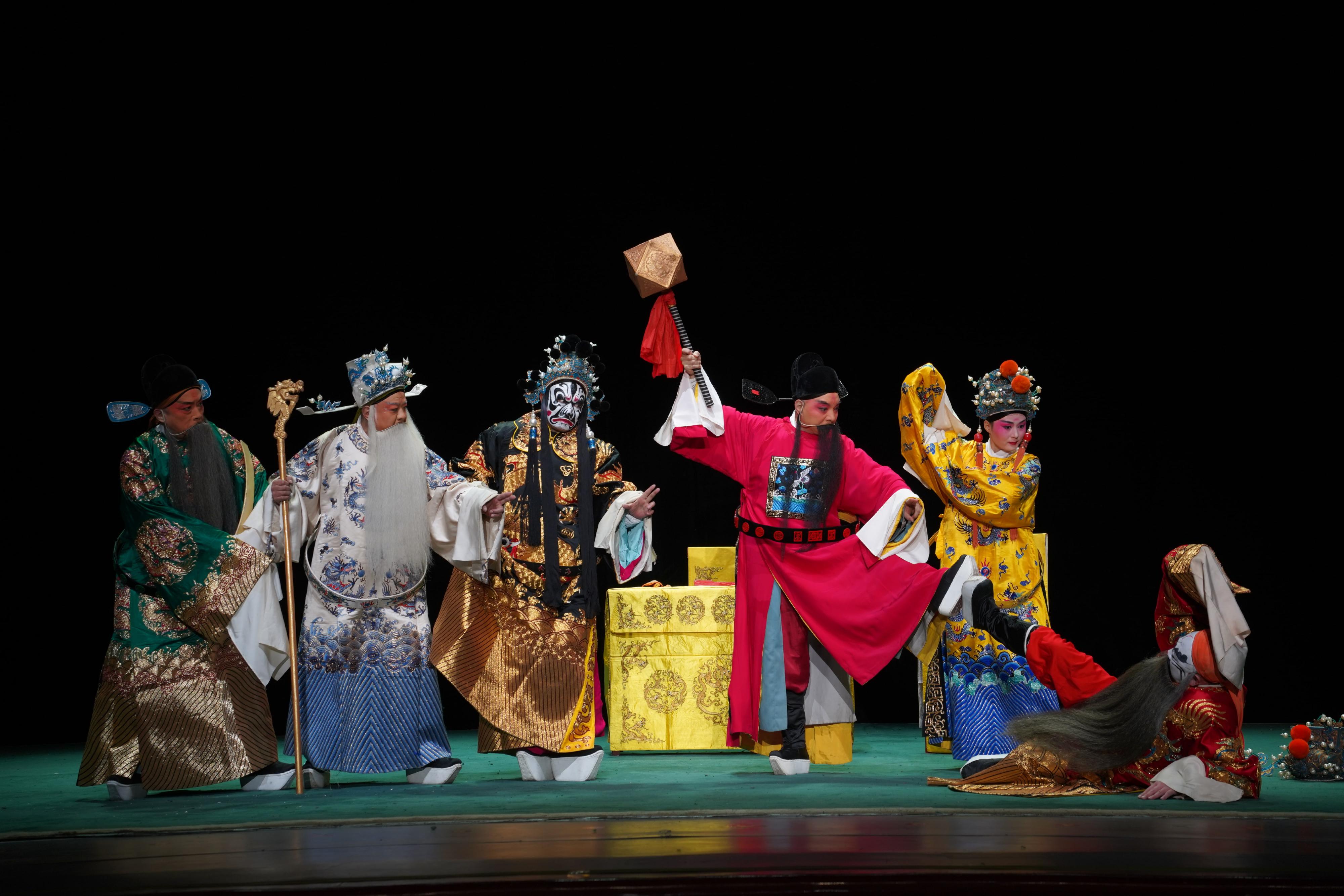 The inaugural Chinese Culture Festival will stage two classic Shandong Liuzi opera plays in July. Photo shows a scene from the performance "Sun An Presenting Memorials".