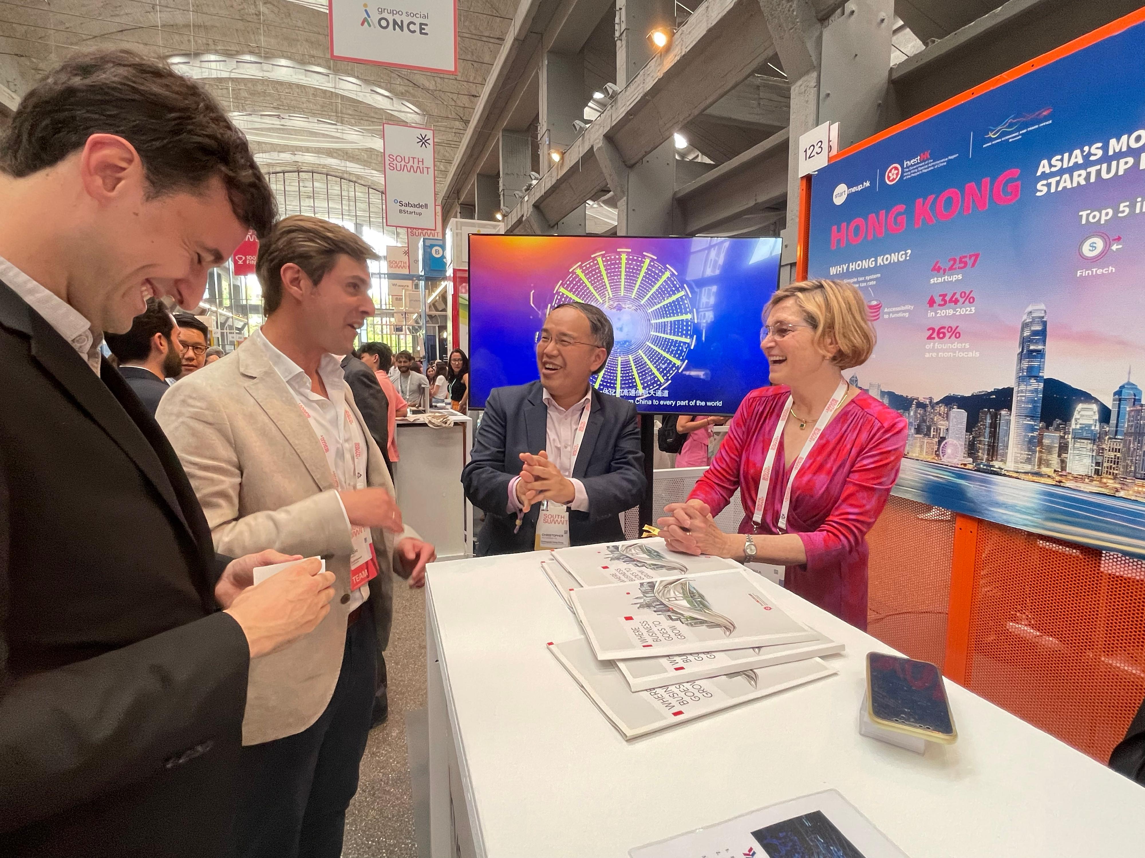 The Secretary for Financial Services and the Treasury, Mr Christopher Hui, continued his visit to Europe. Photo shows Mr Hui (second right) touring exhibition booths at the South Summit in Madrid, Spain on June 5 (Madrid time).
