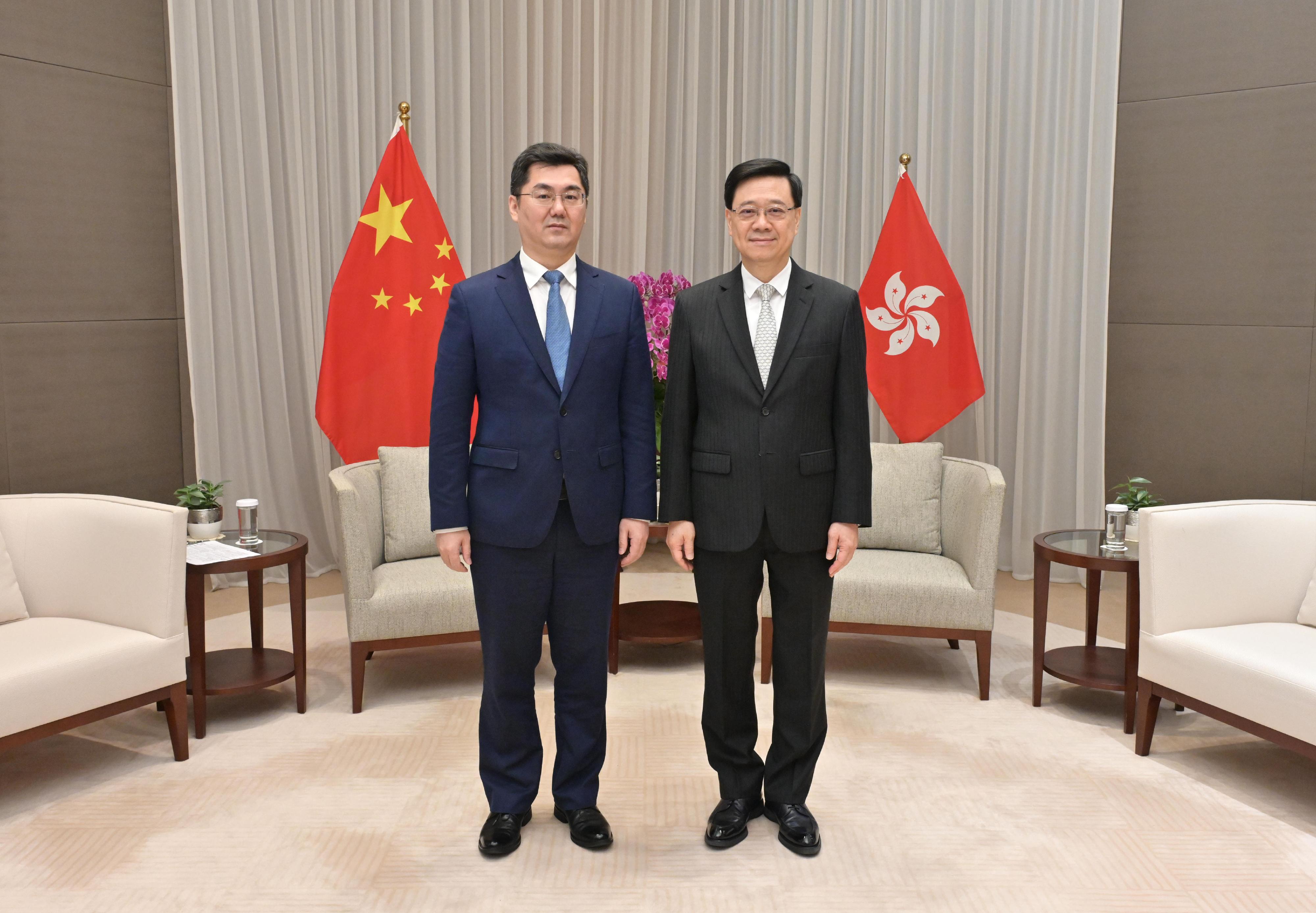The Chief Executive, Mr John Lee (right), meets the Mayor of the Guangzhou Municipal Government, Mr Sun Zhiyang (left), today (June 6).